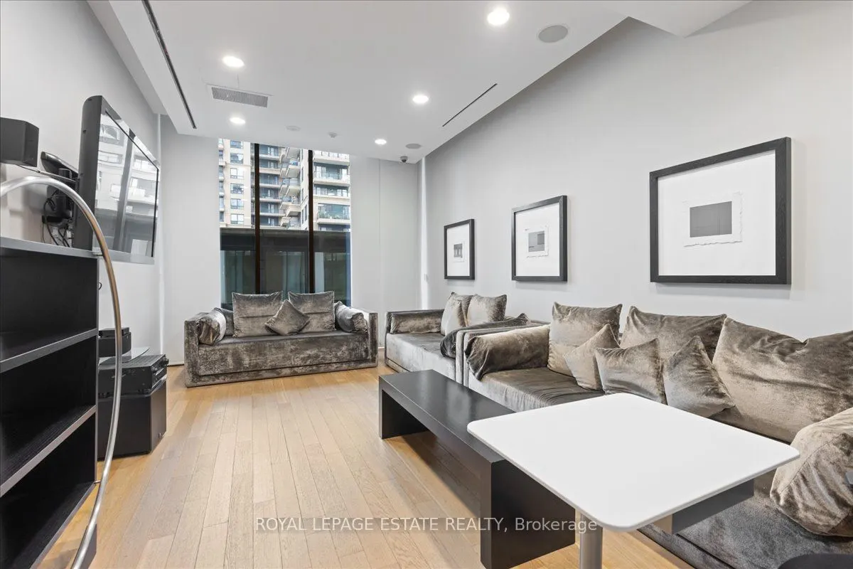 33 Charles Street E, #811