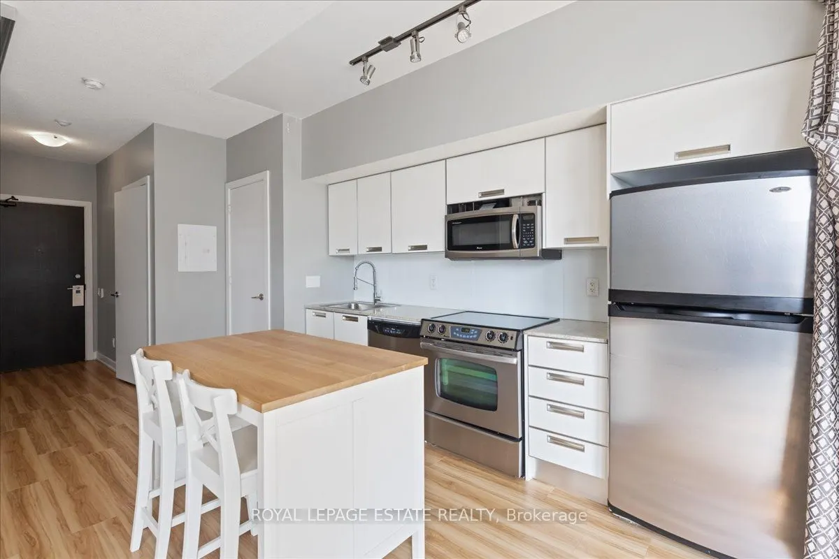 33 Charles Street E, #811