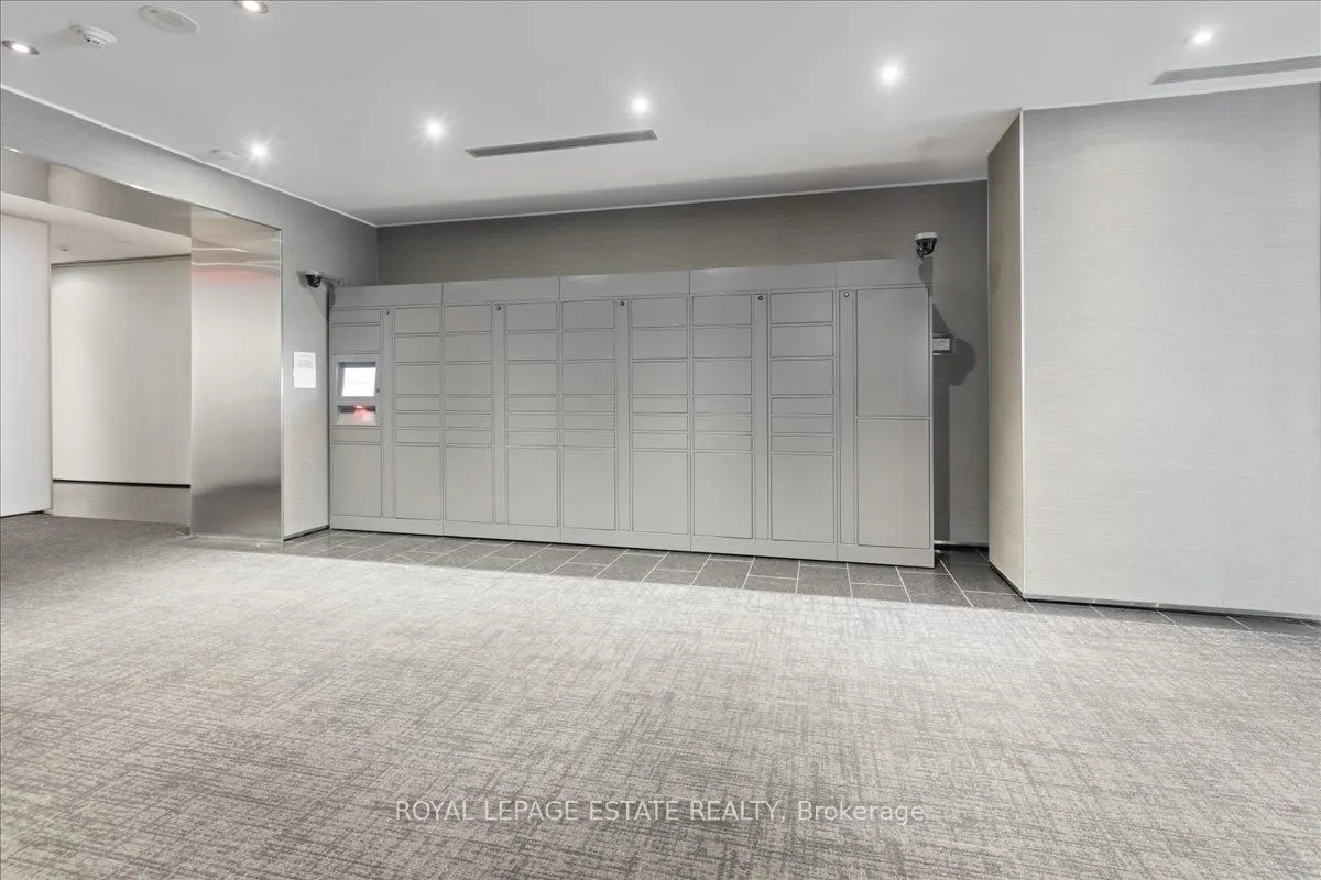 33 Charles Street E, #811