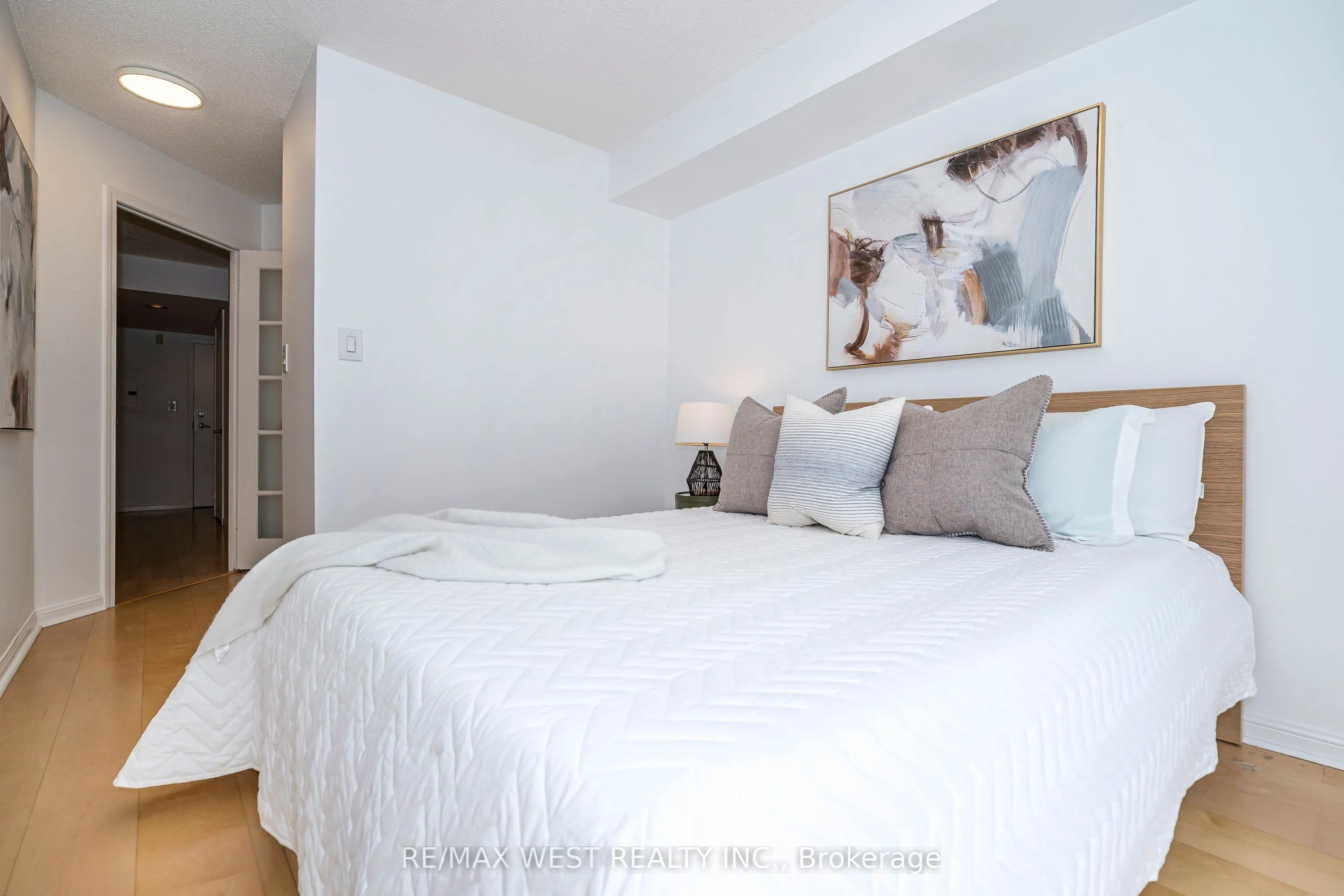 1000 King Street W, #209