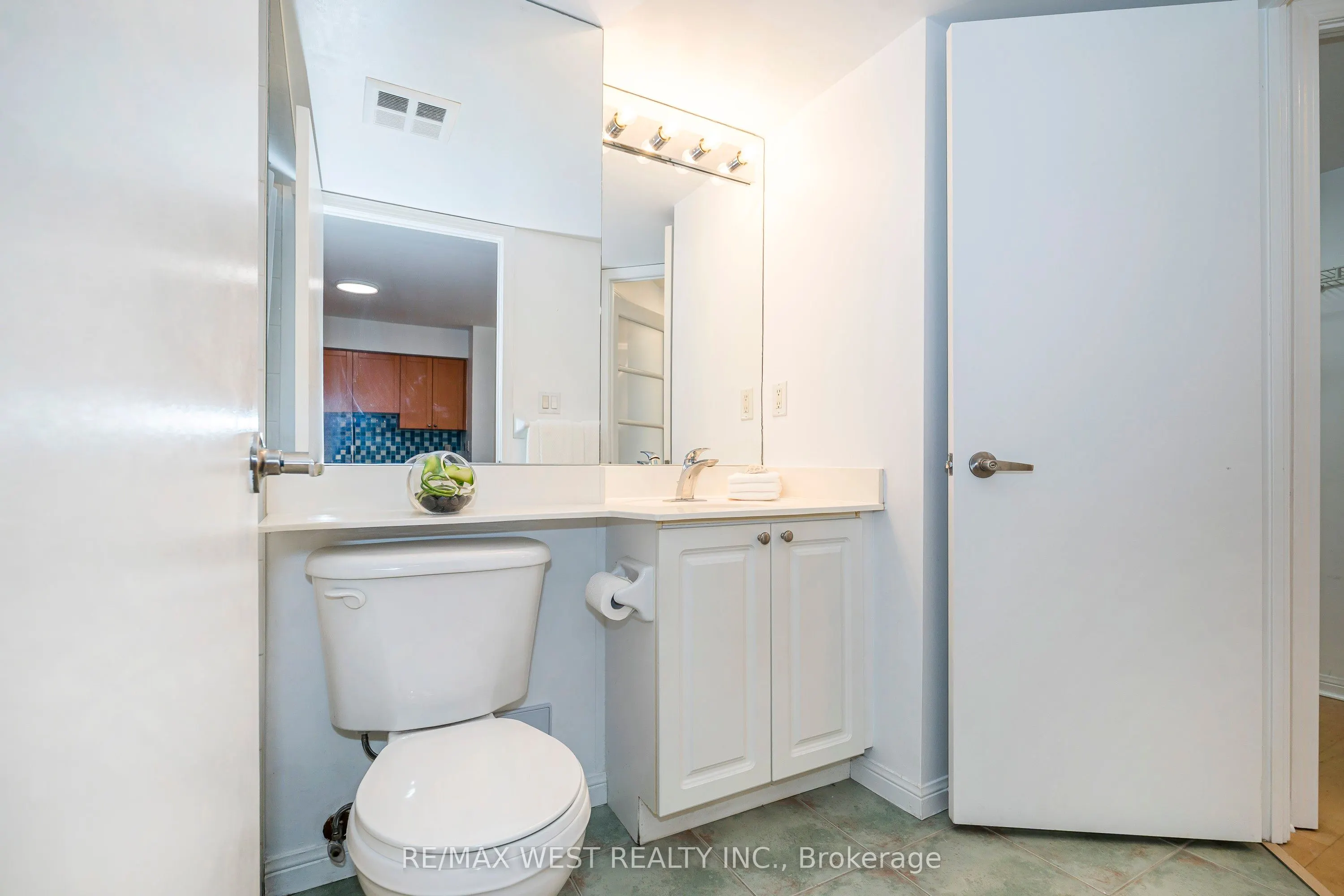 1000 King Street W, #209