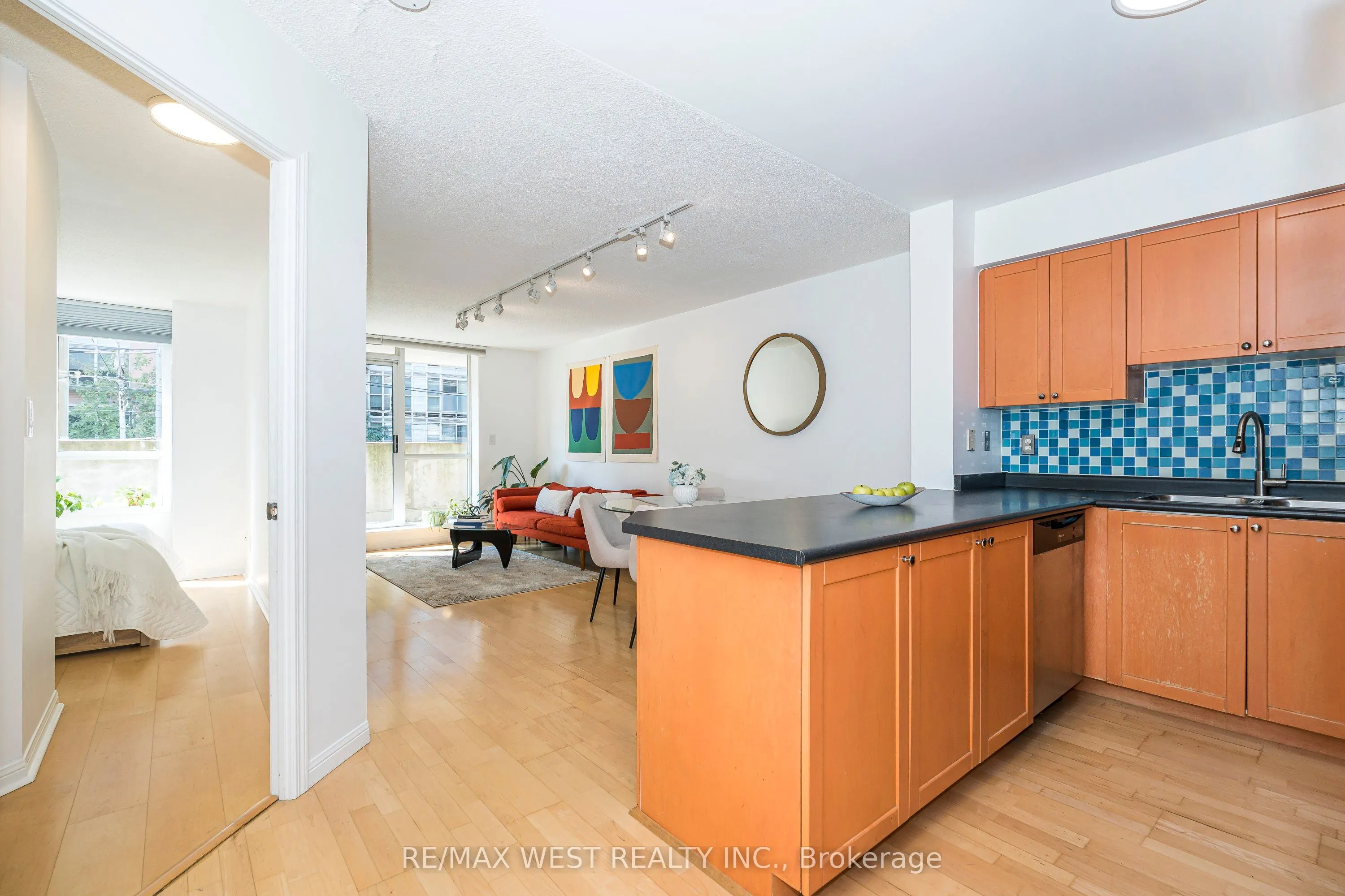 1000 King Street W, #209