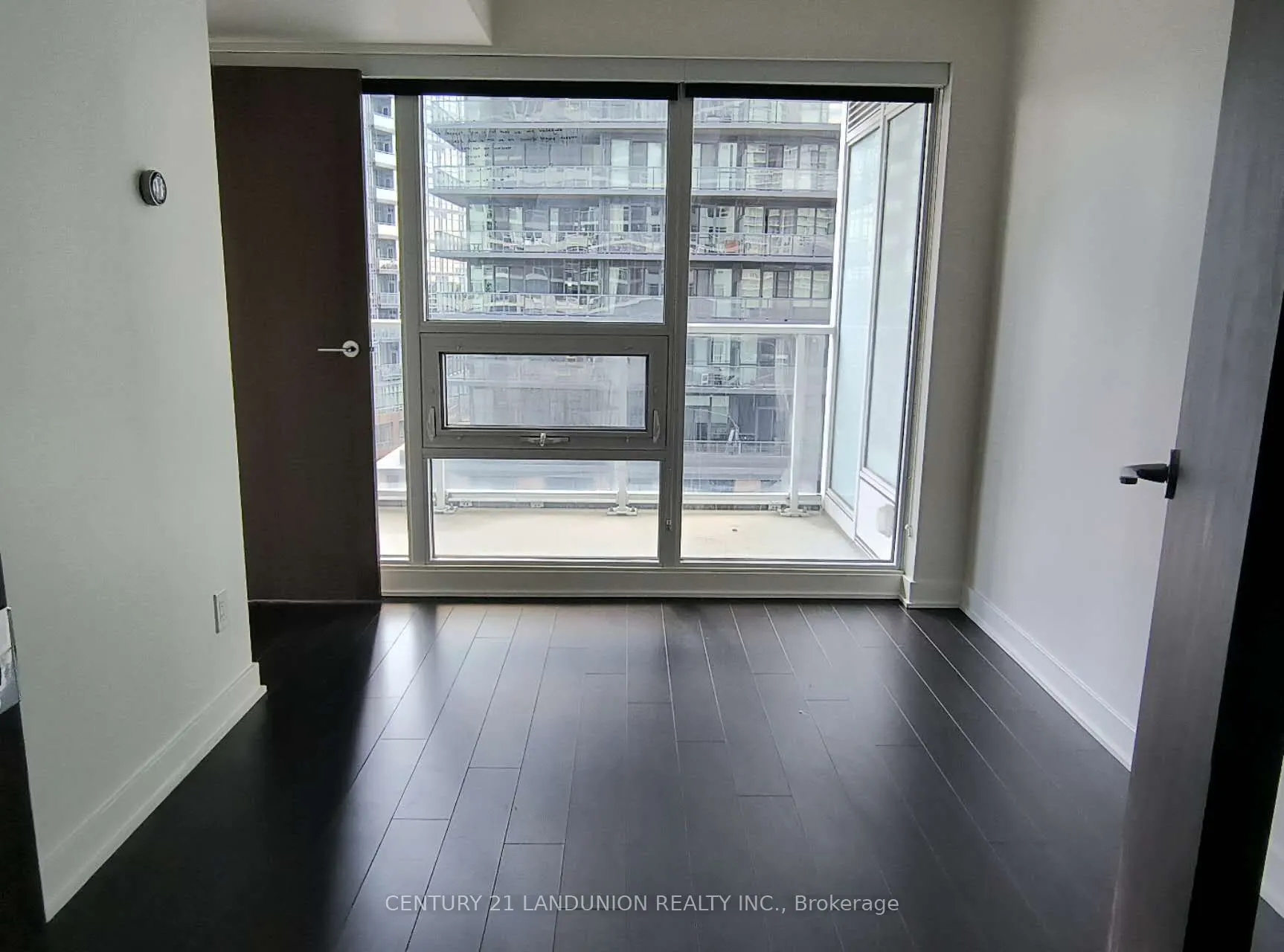 19 Bathurst Street, #902