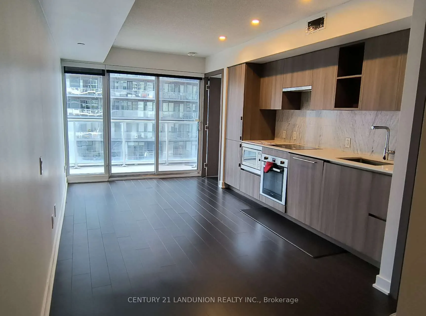 19 Bathurst Street, #902