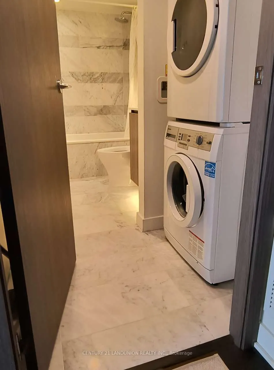 19 Bathurst Street, #902