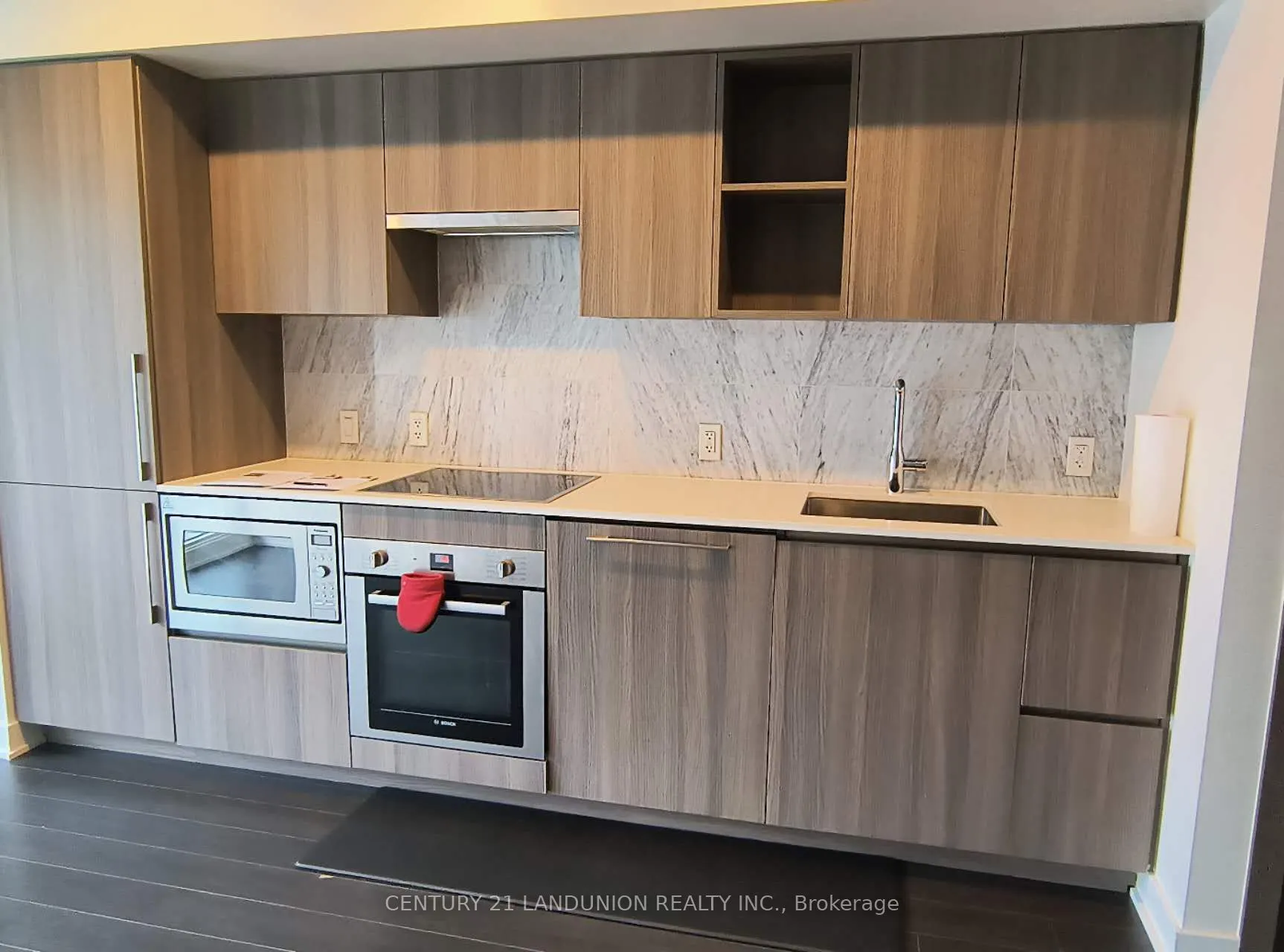 19 Bathurst Street, #902
