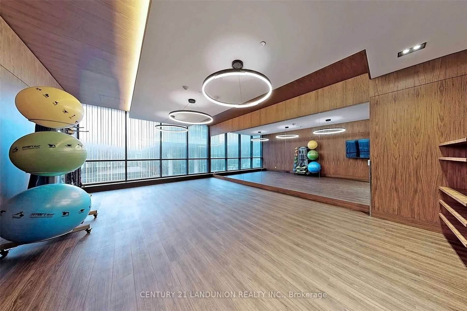 19 Bathurst Street, #902