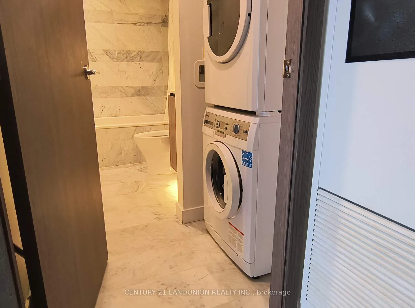 19 Bathurst Street, #902