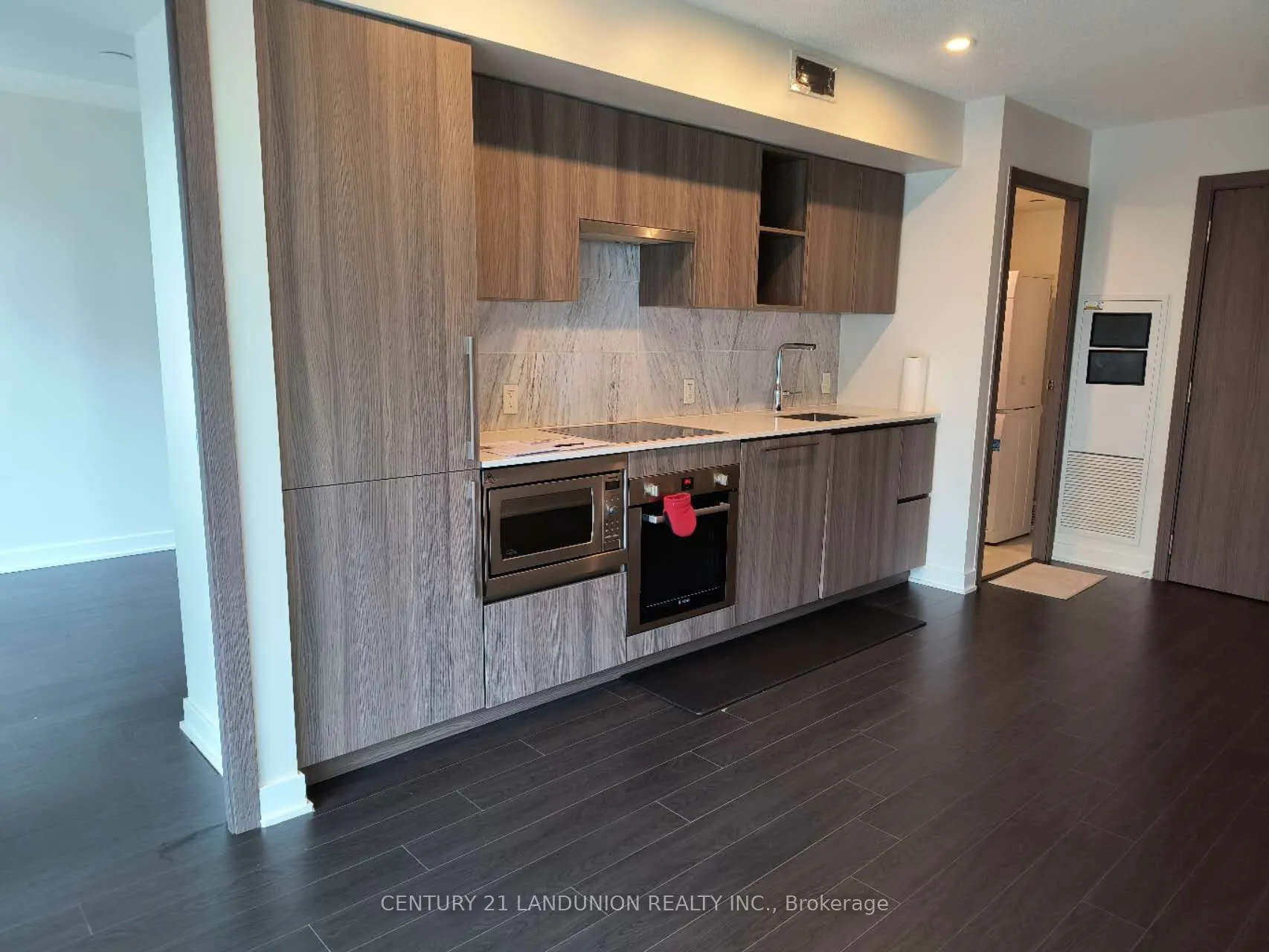 19 Bathurst Street, #902