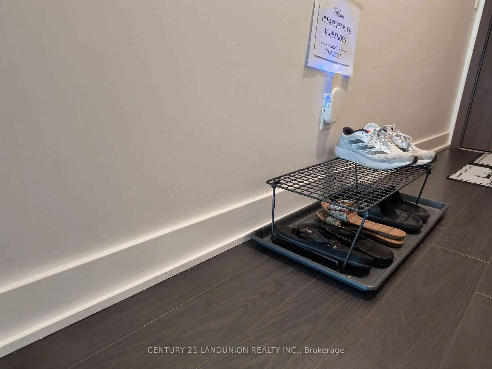 19 Bathurst Street, #902