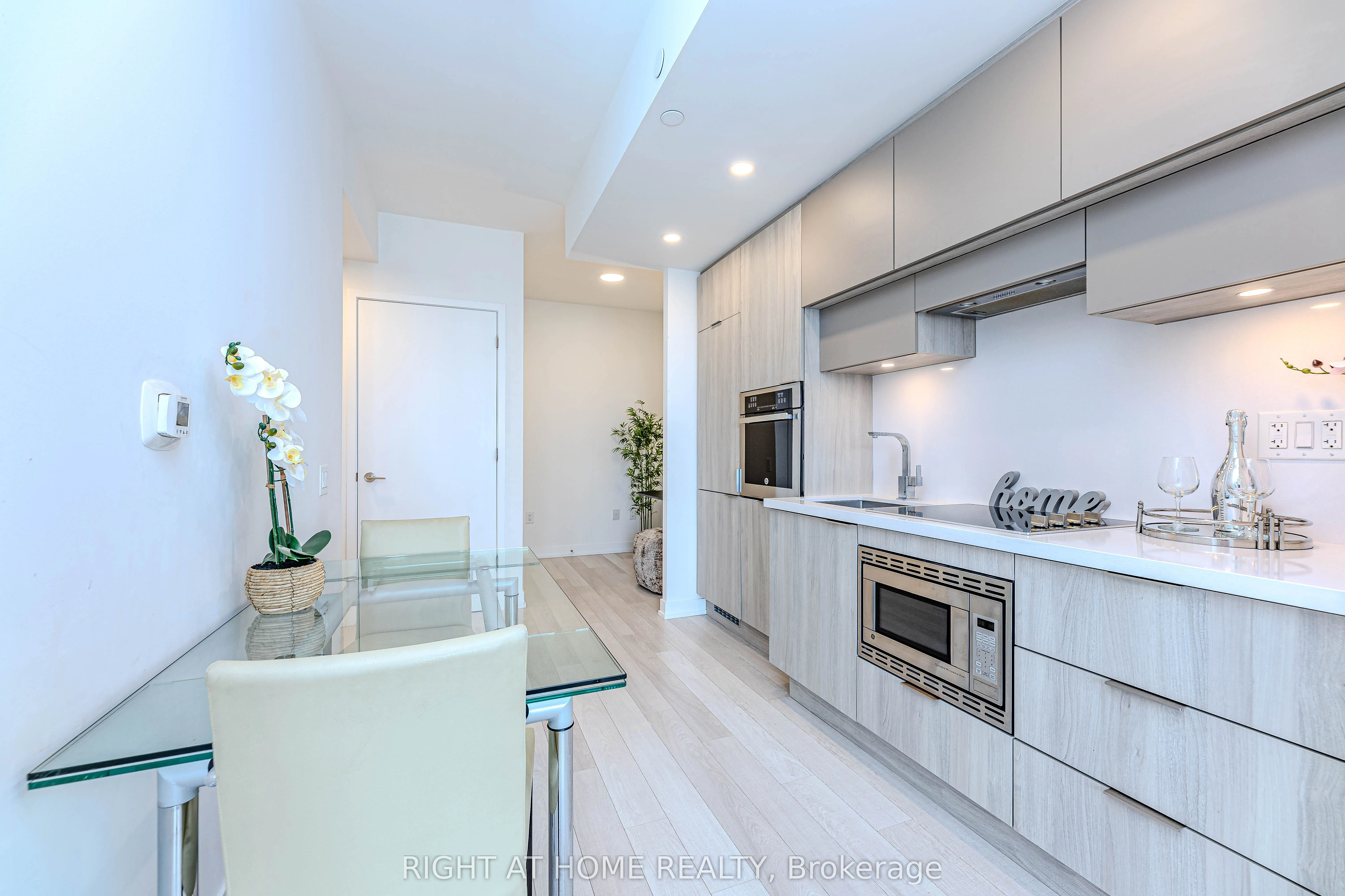 39 Roehampton Avenue, #1301