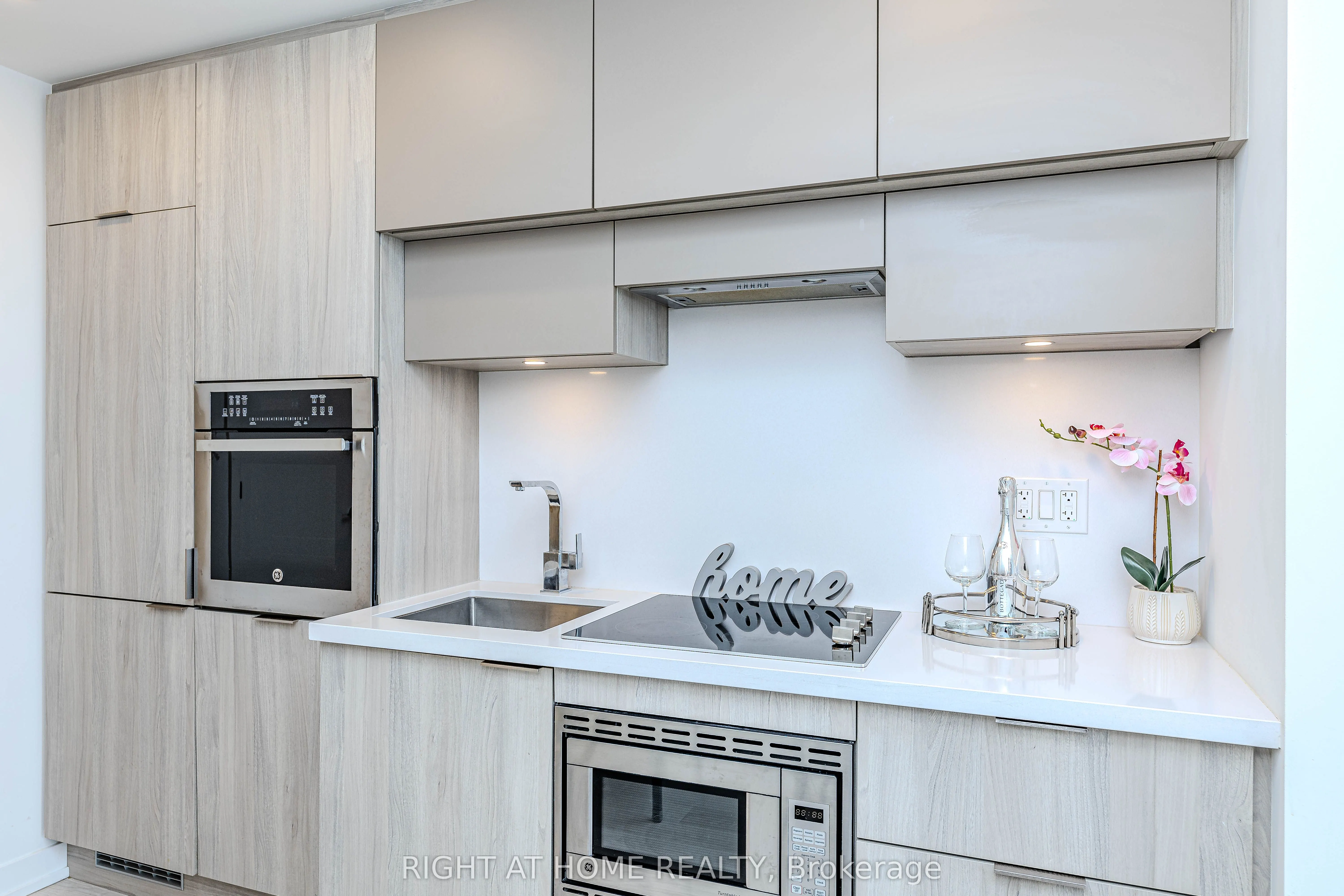39 Roehampton Avenue, #1301