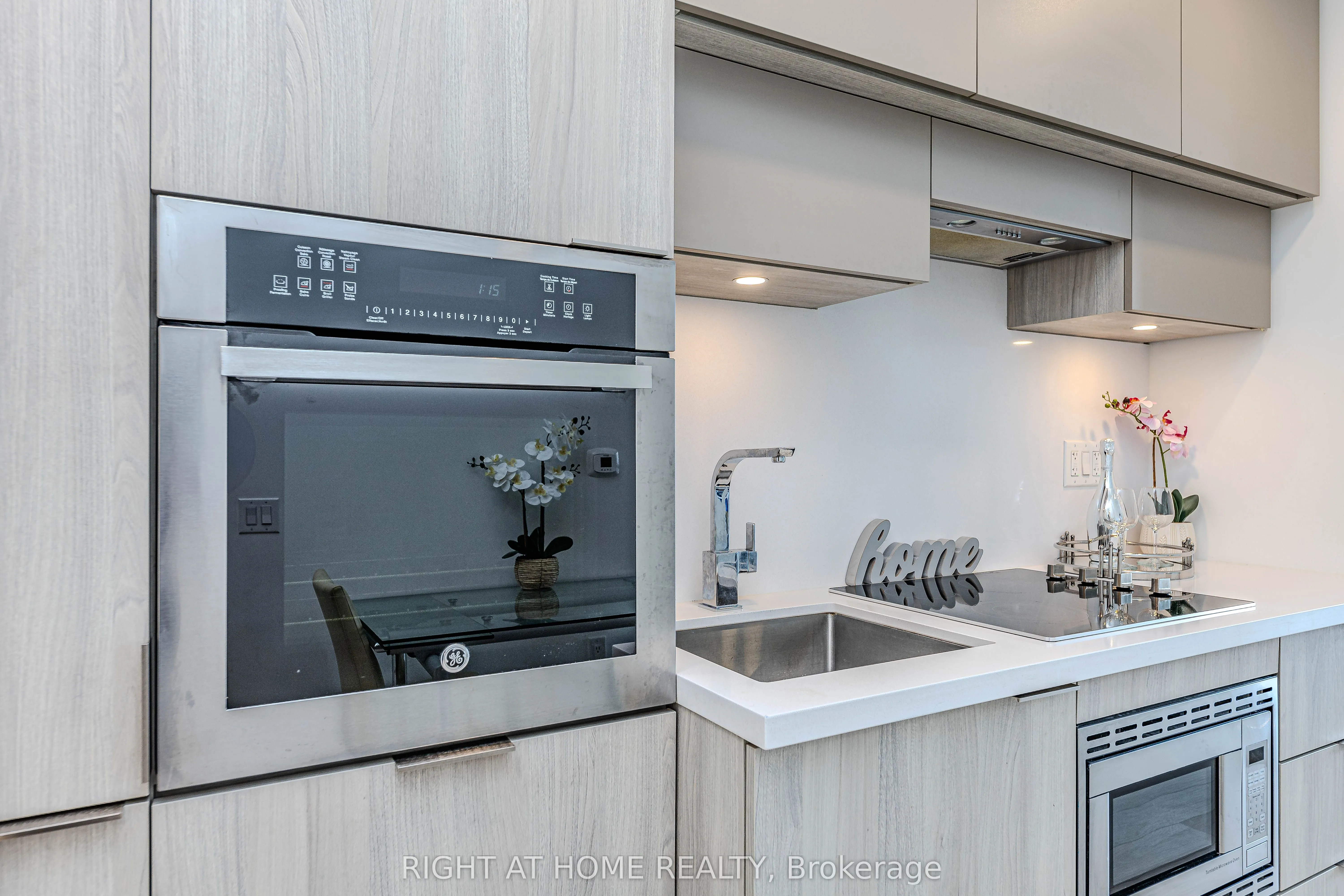 39 Roehampton Avenue, #1301