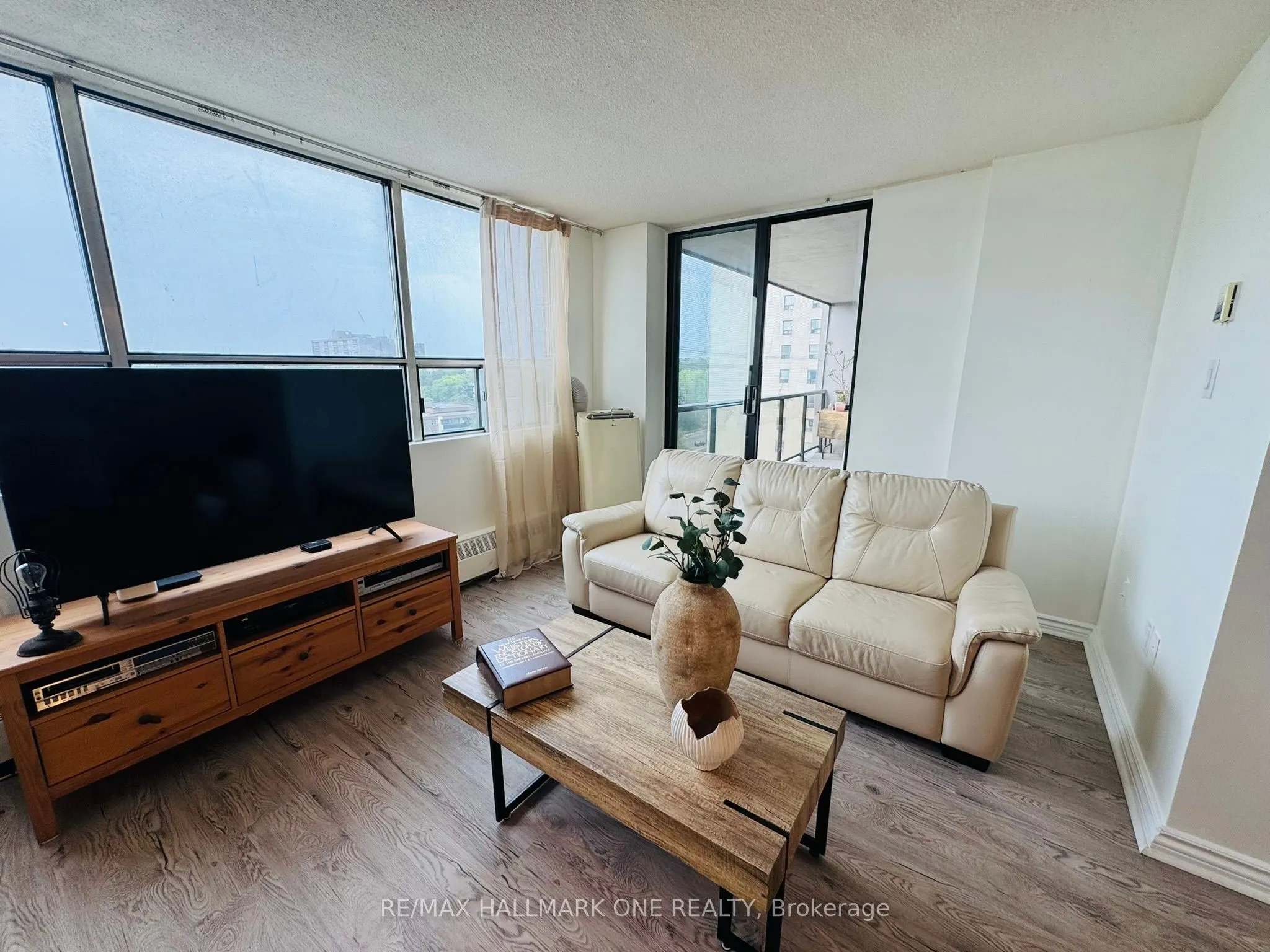 45 Sunrise Avenue E, #904