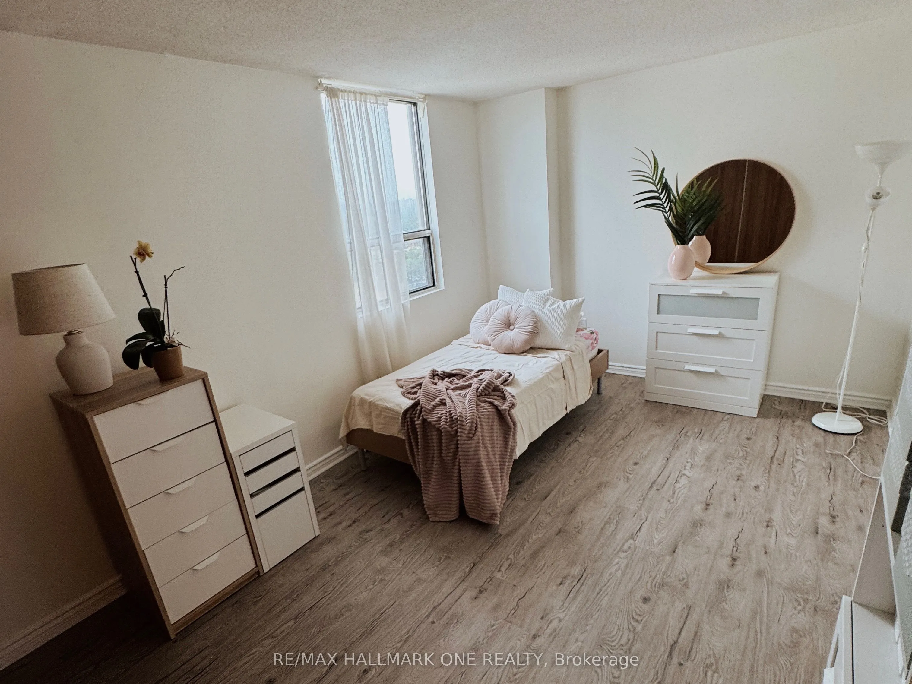 45 Sunrise Avenue E, #904