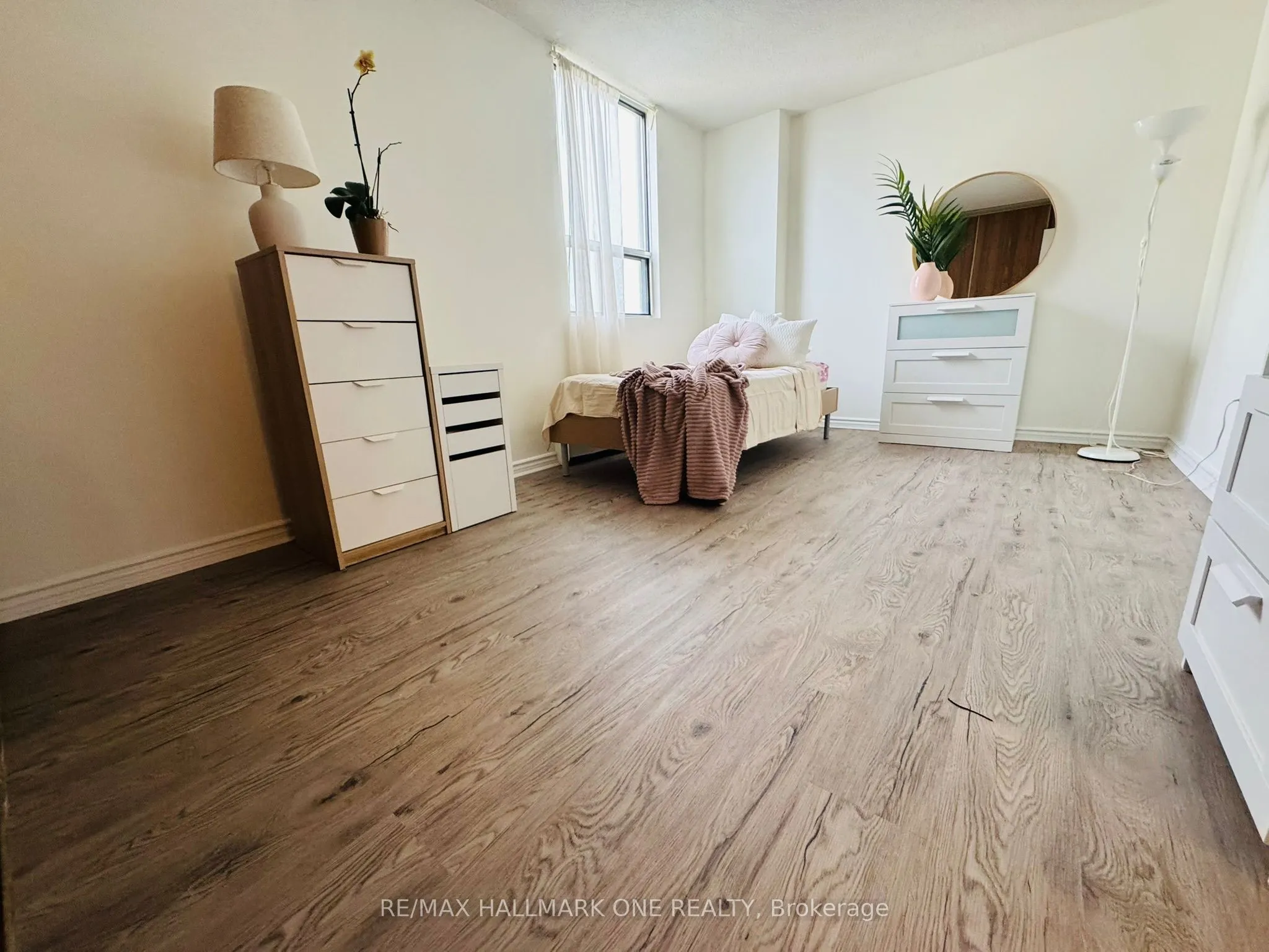 45 Sunrise Avenue E, #904