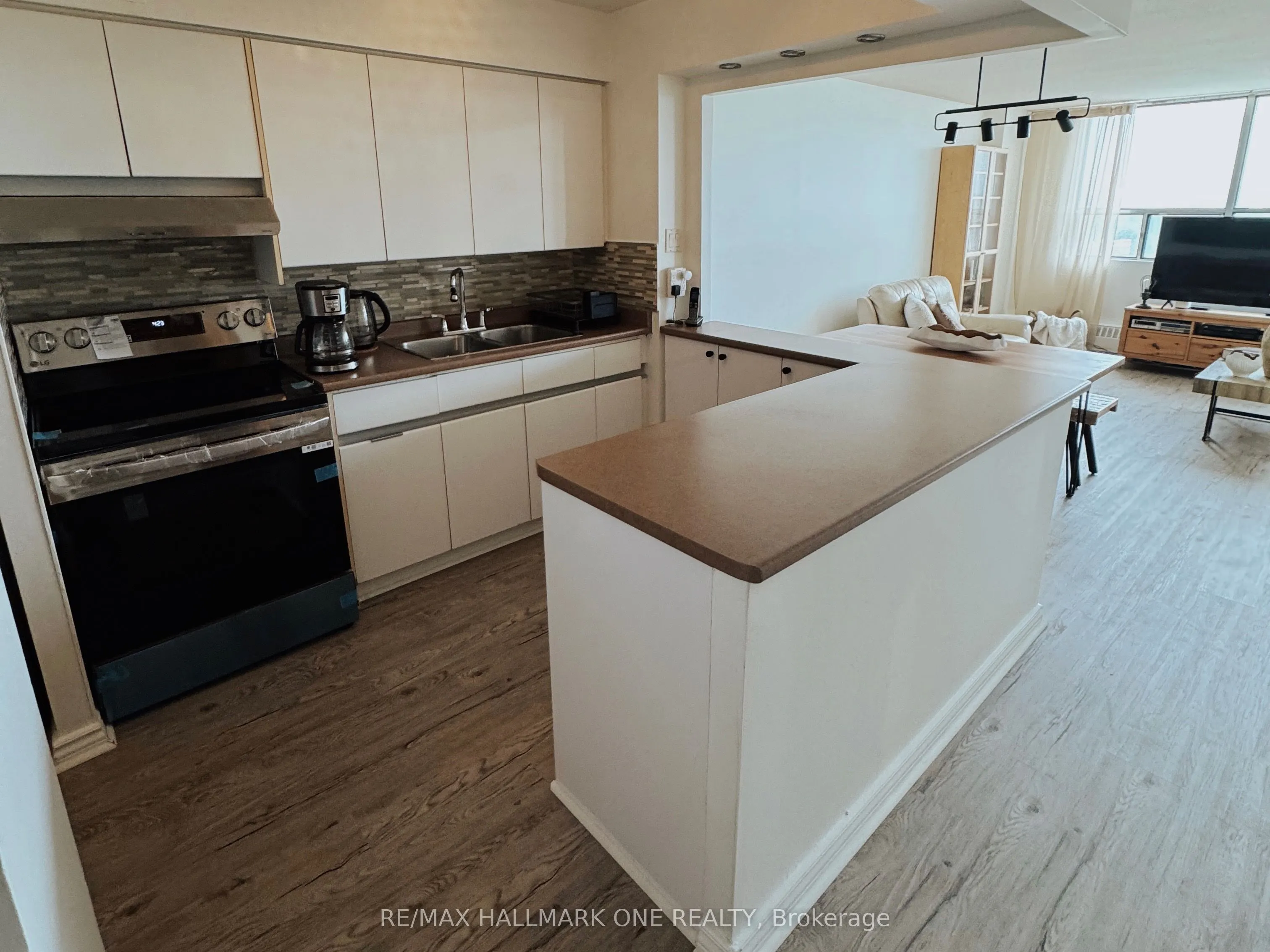 45 Sunrise Avenue E, #904