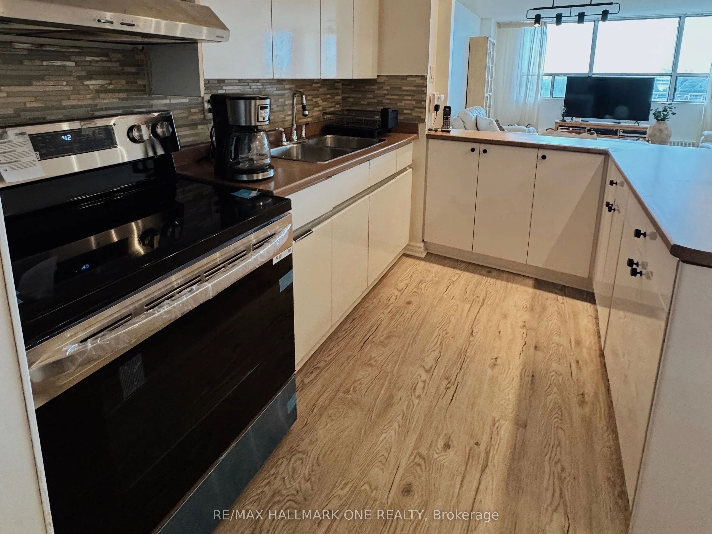45 Sunrise Avenue E, #904