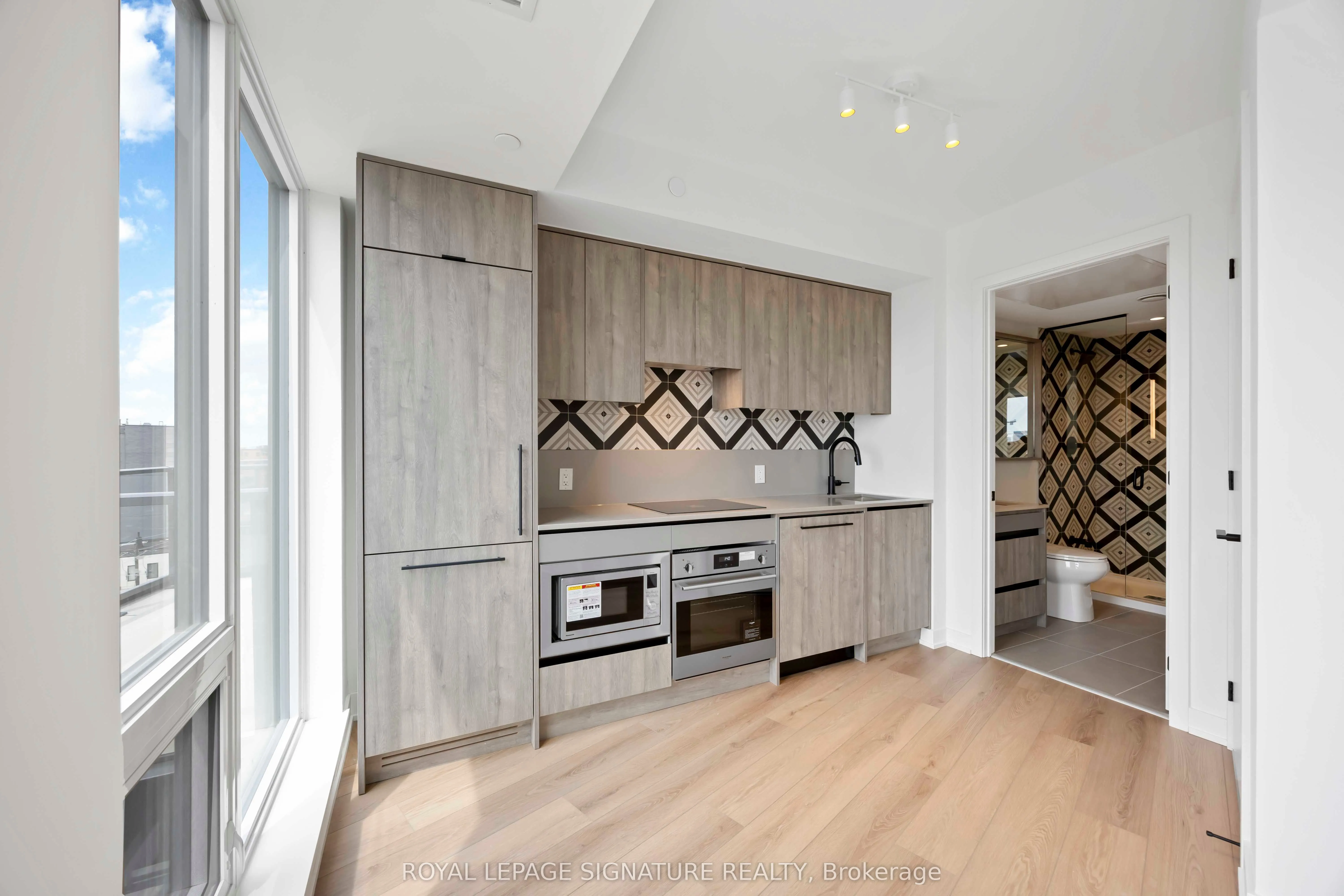 1200 Dundas Street W, #803