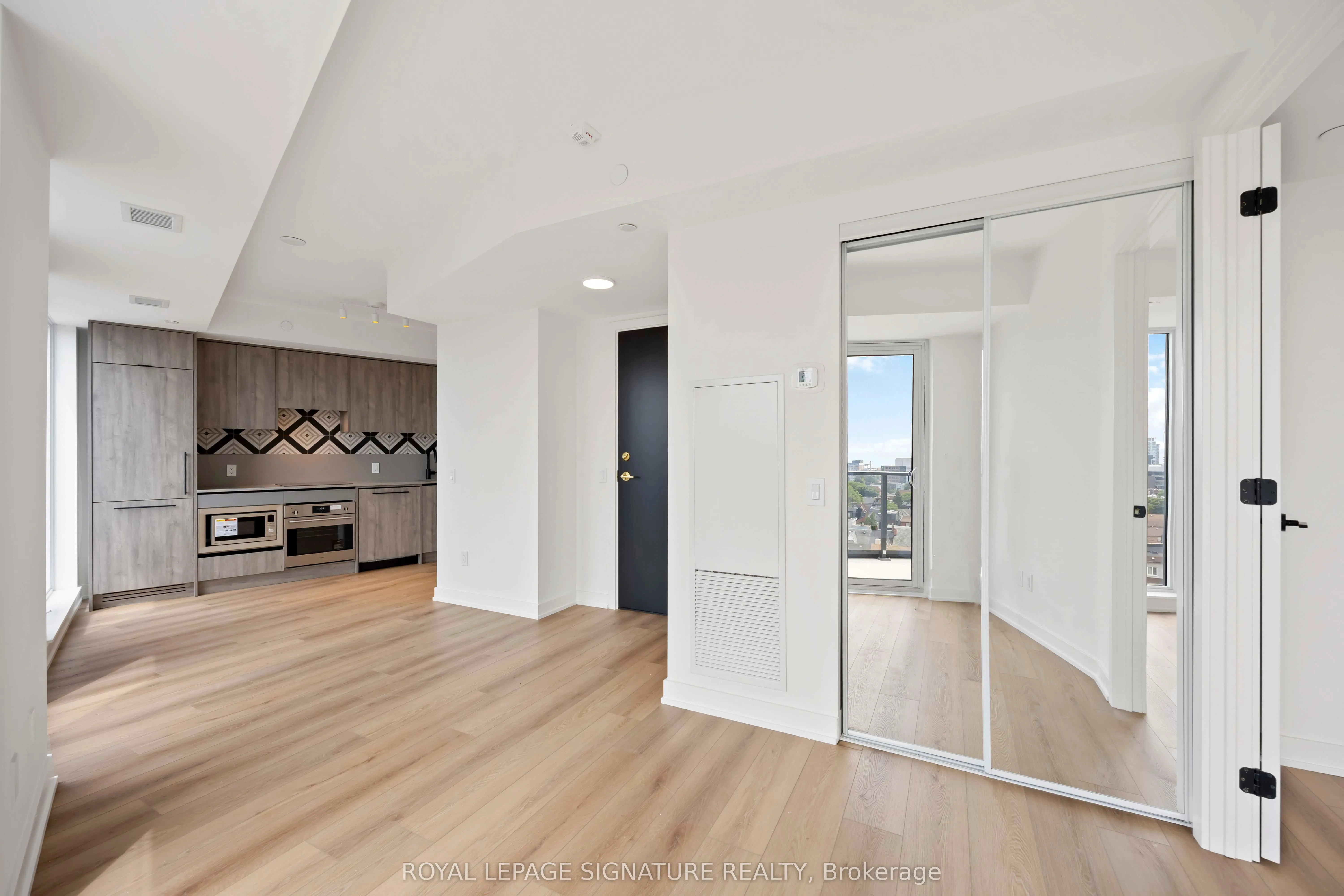 1200 Dundas Street W, #803