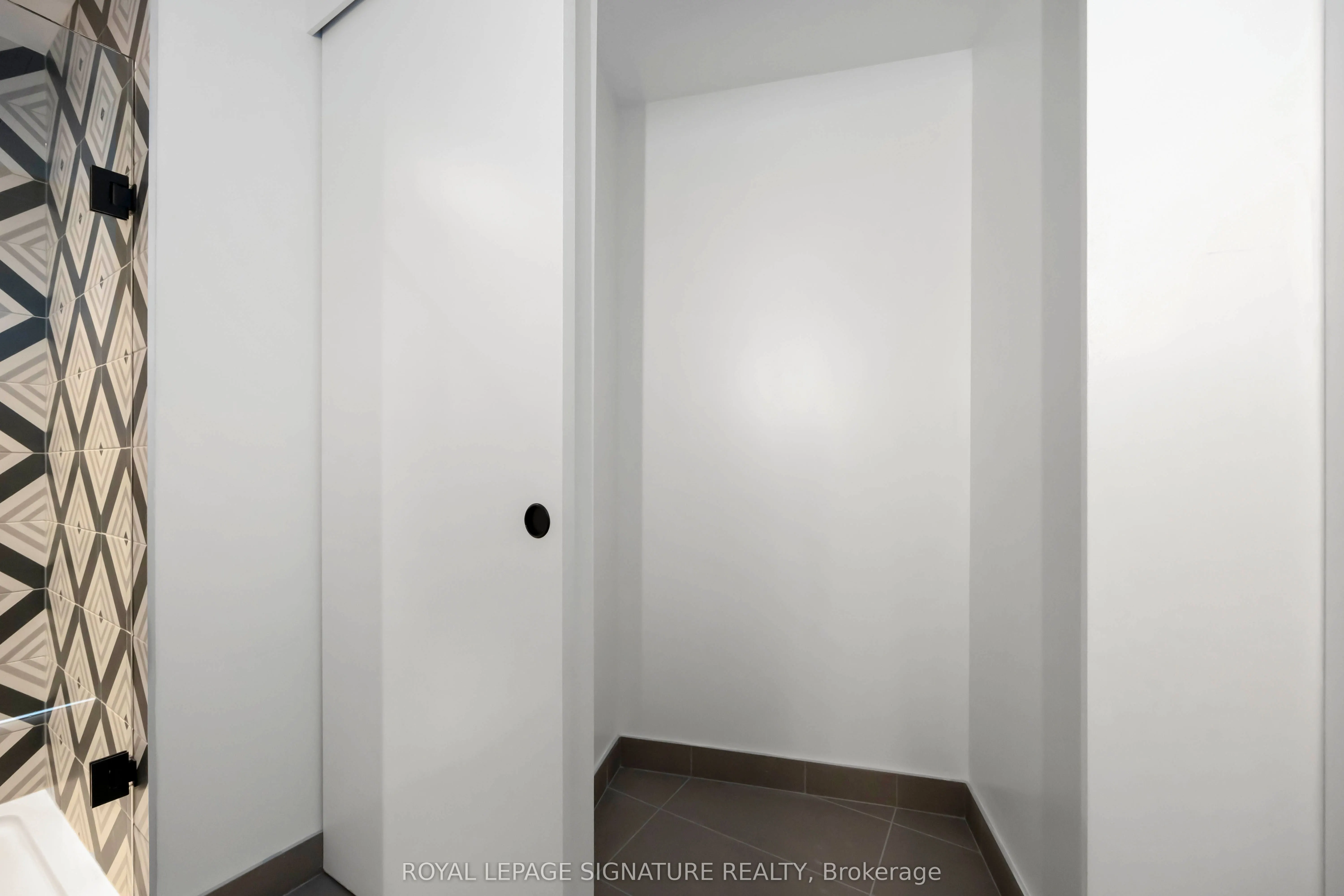 1200 Dundas Street W, #803