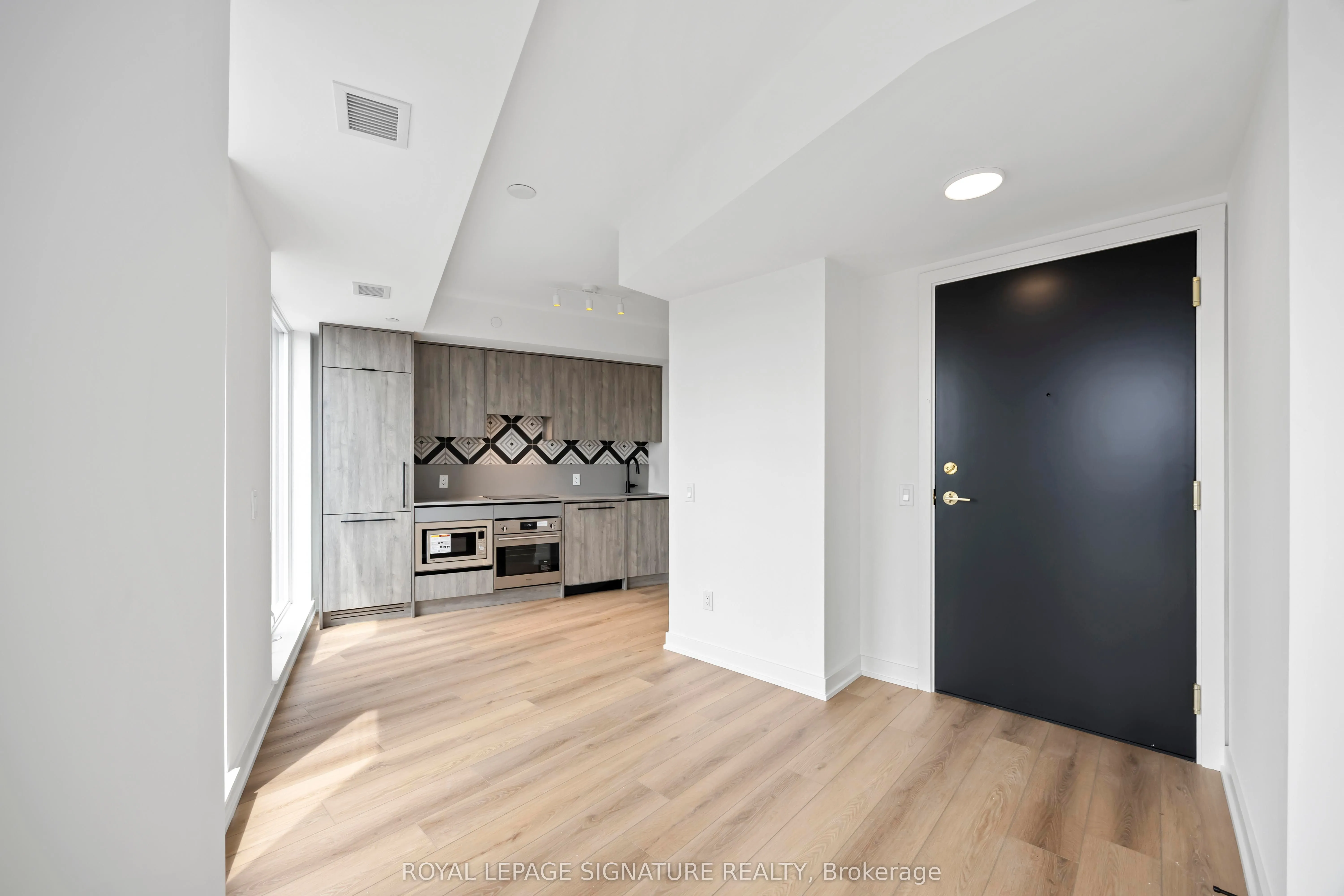 1200 Dundas Street W, #803
