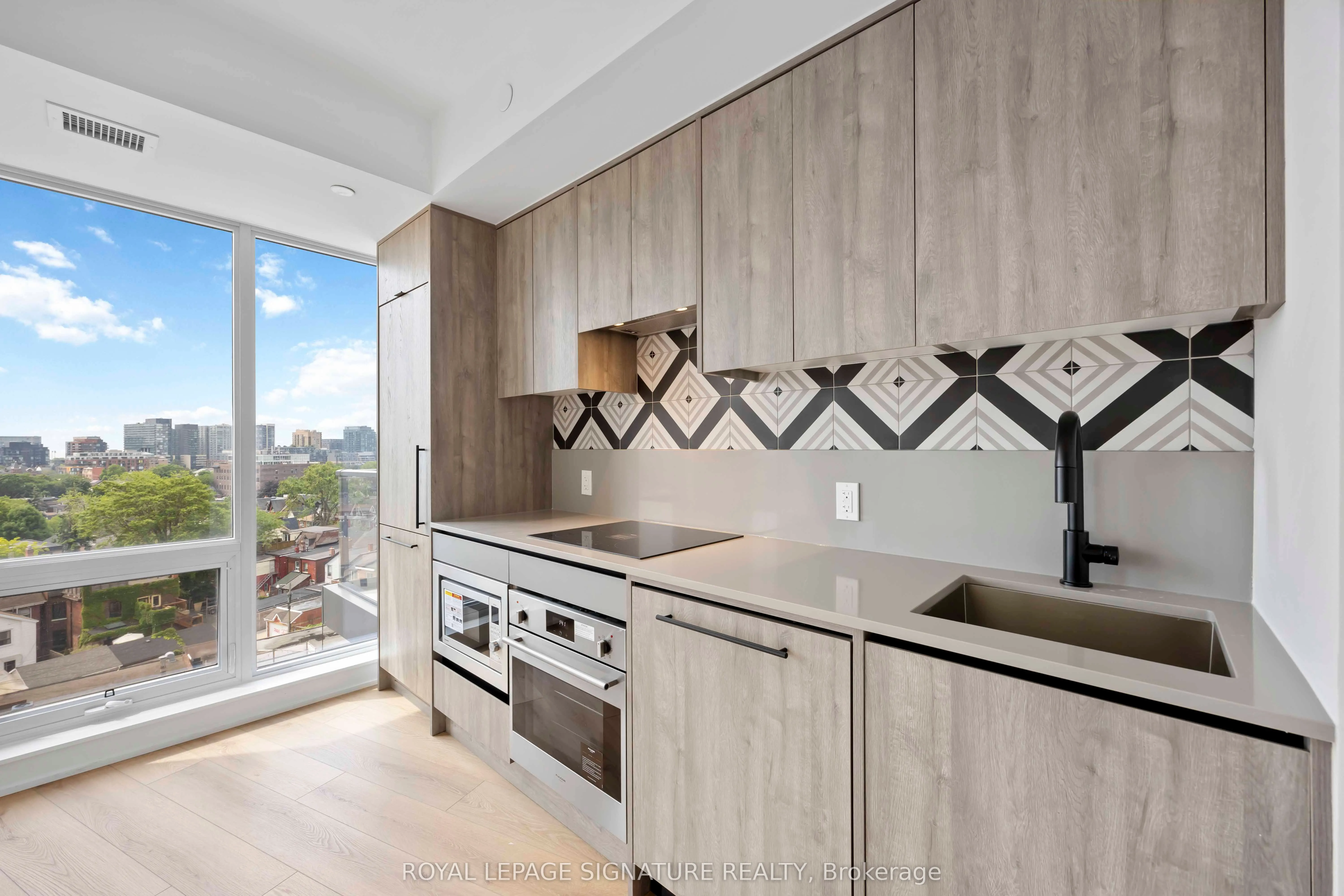 1200 Dundas Street W, #803