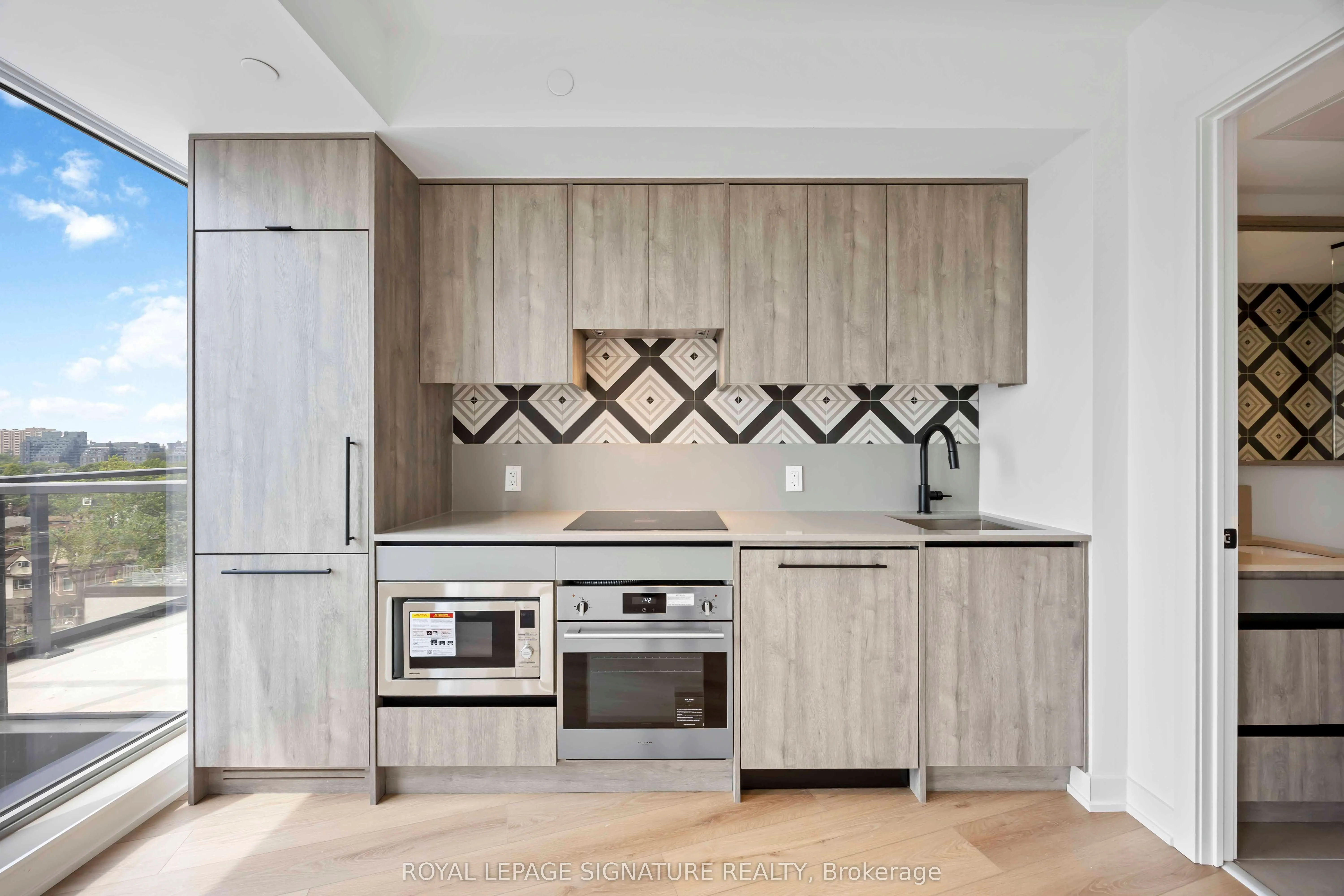 1200 Dundas Street W, #803