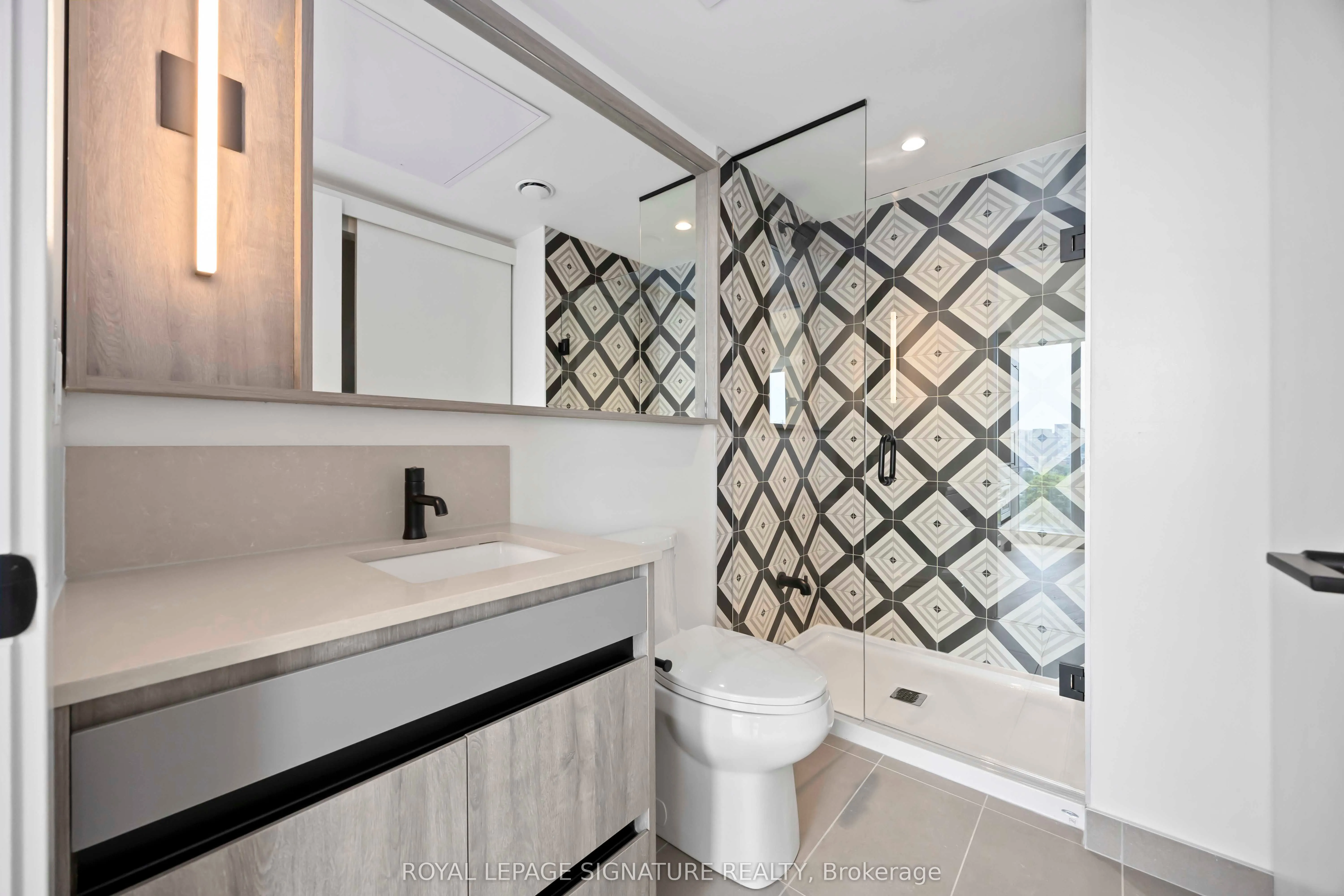 1200 Dundas Street W, #803