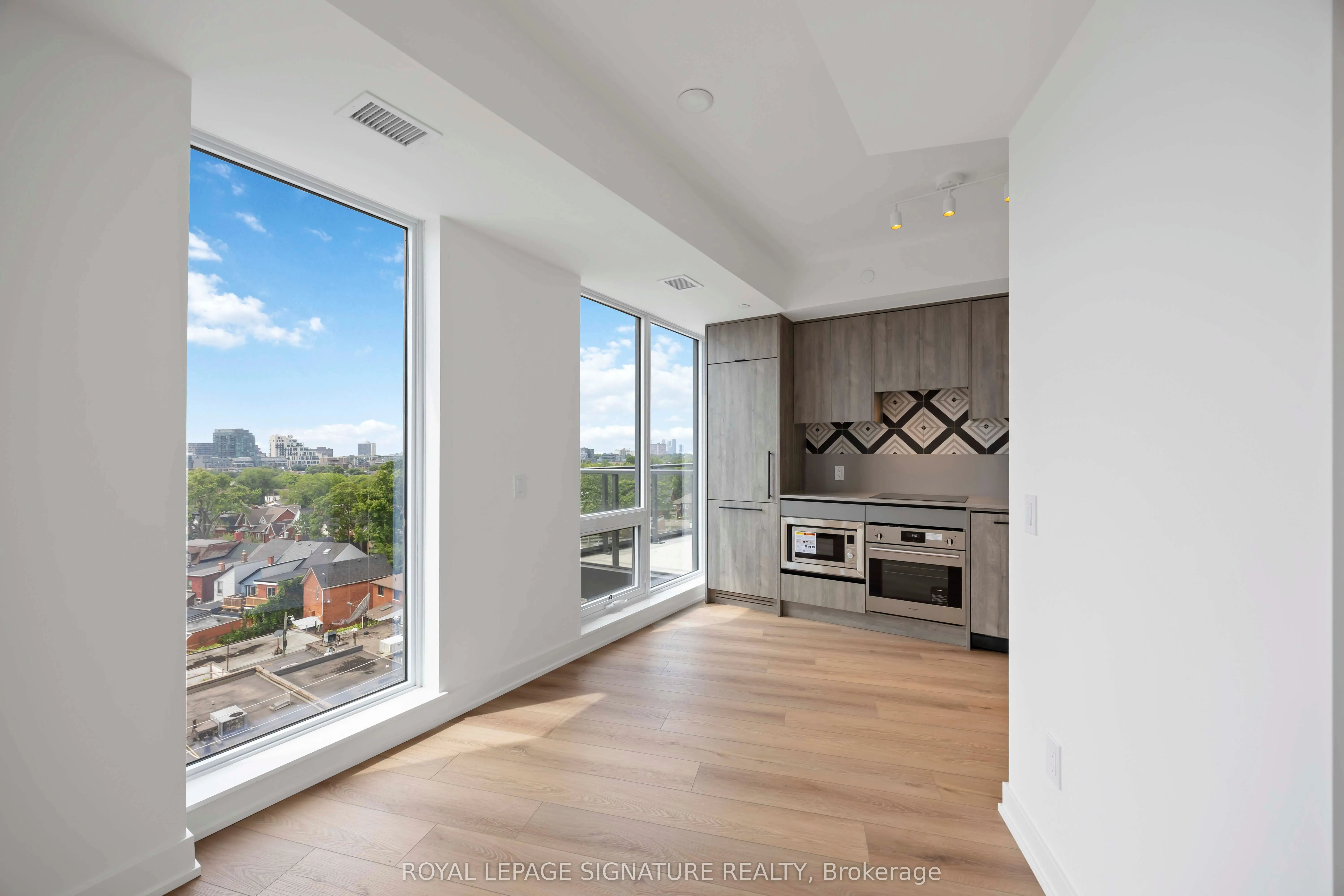 1200 Dundas Street W, #803