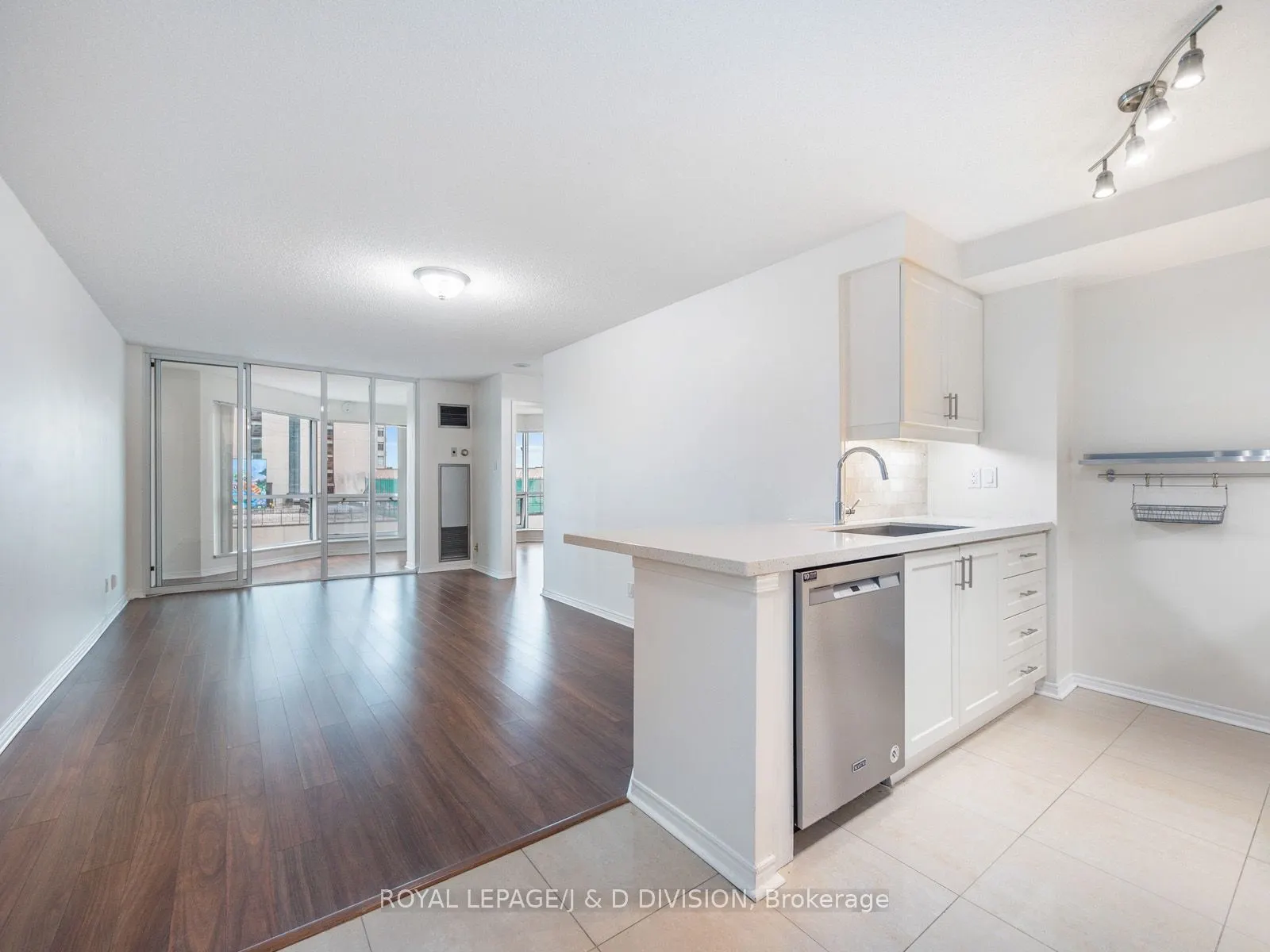 10 Queens Quay W, #706