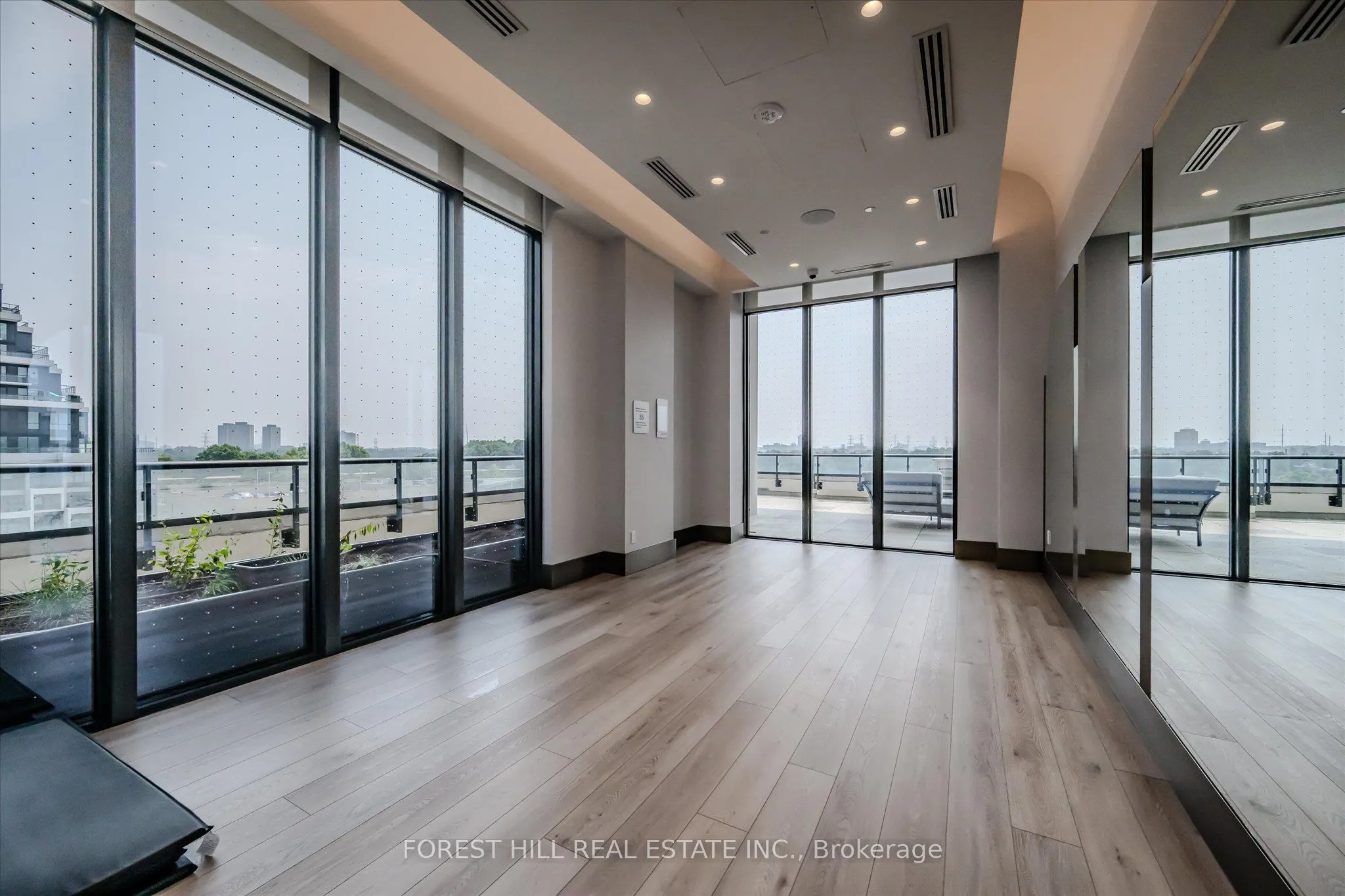 10 Inn On The Park Drive, #1305