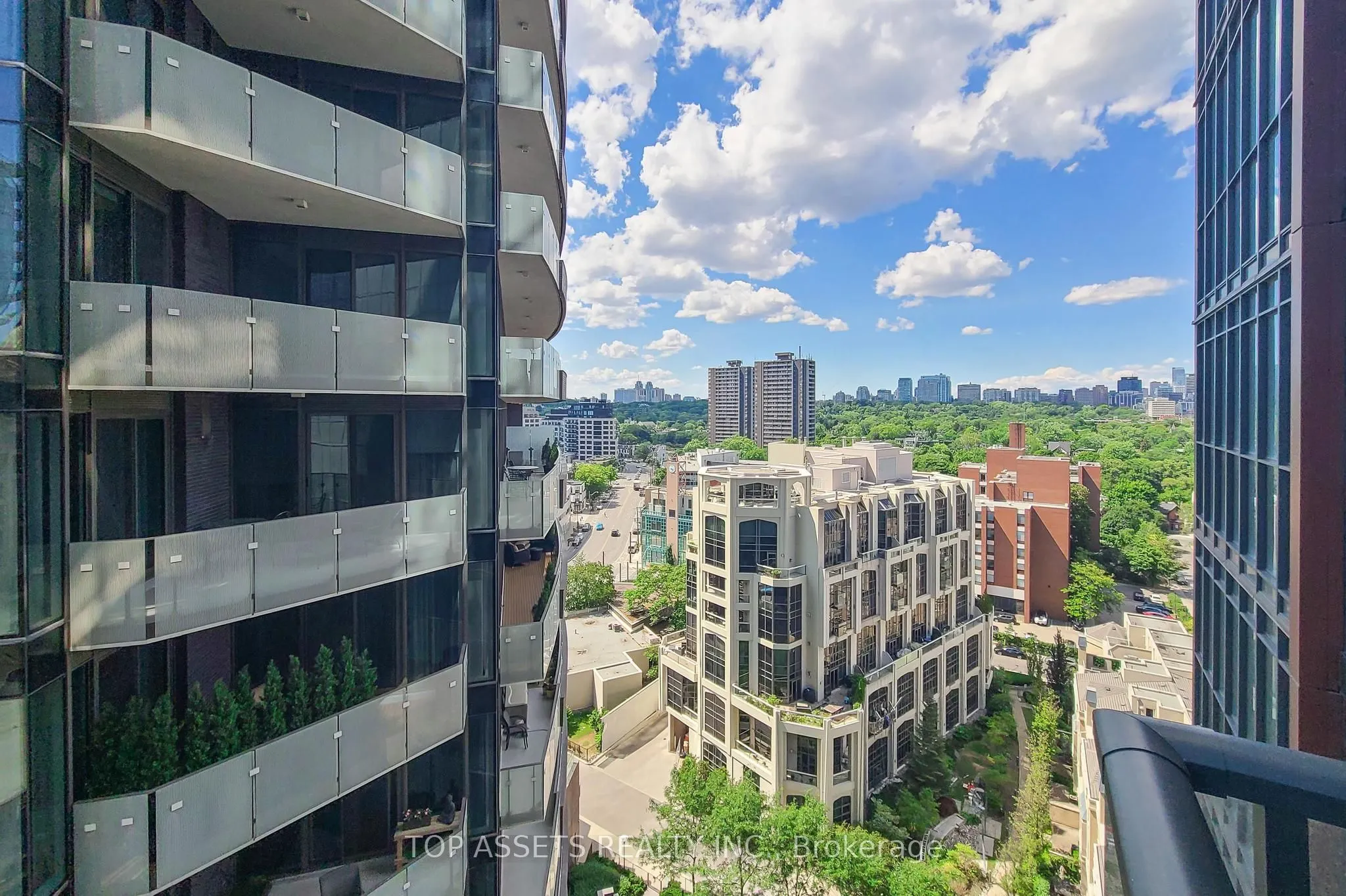 32 Davenport Road, #1301