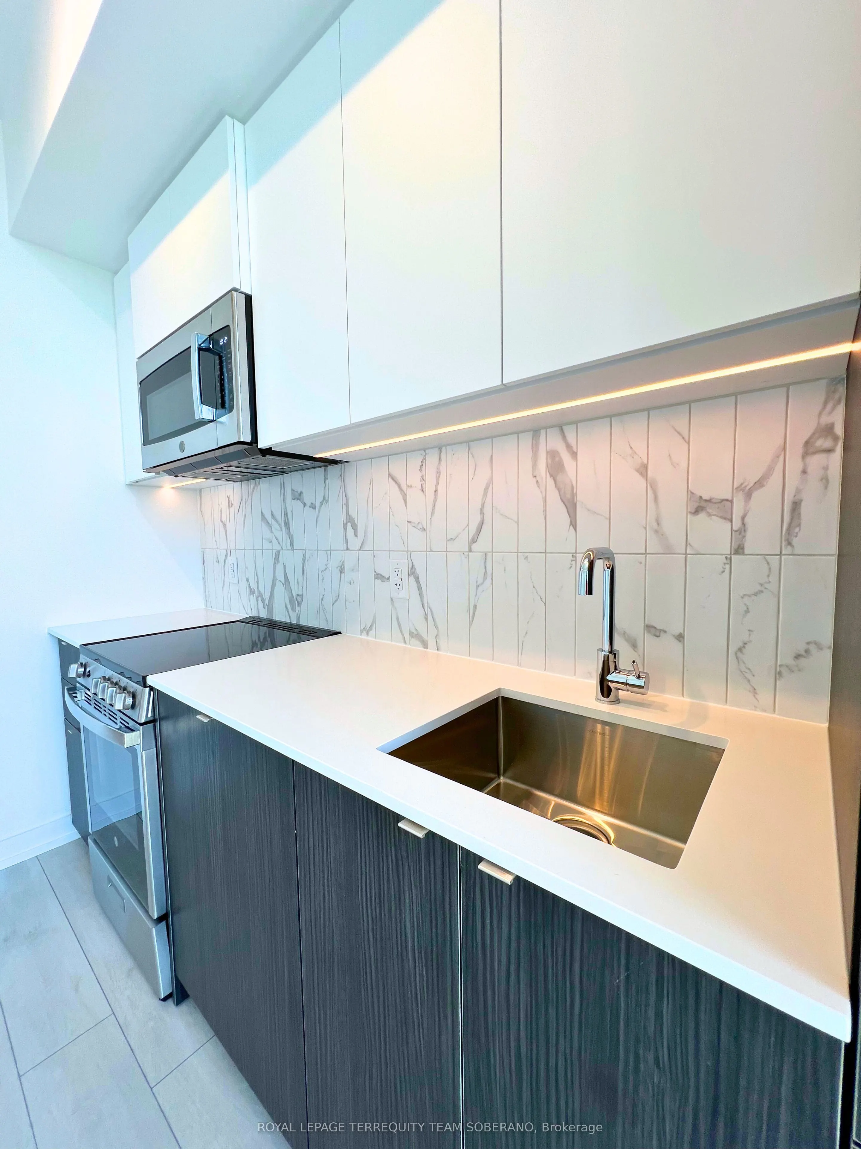 500 Dupont Street, #819