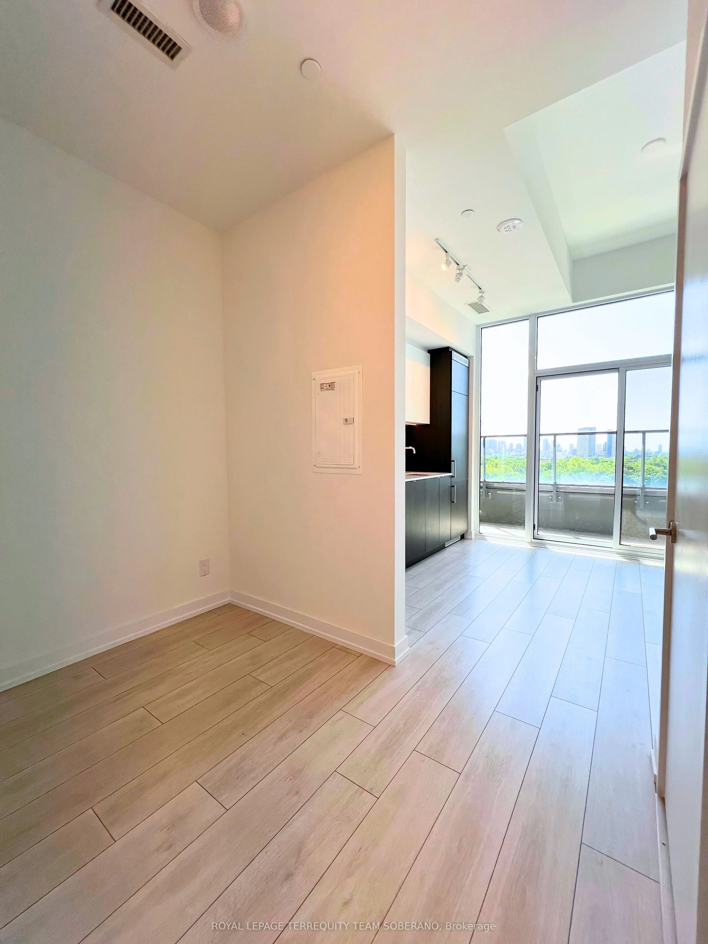 500 Dupont Street, #819