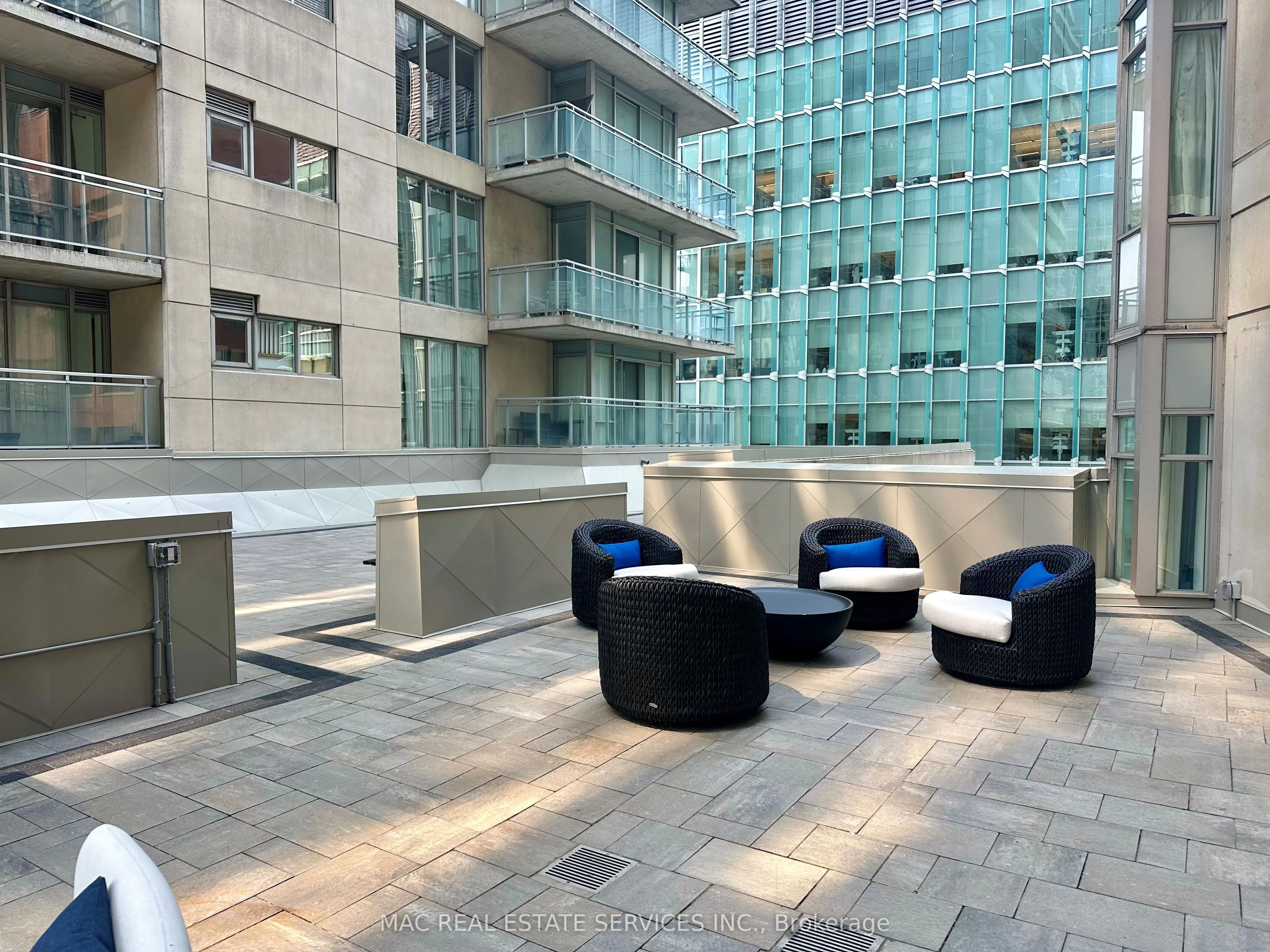 210 Victoria Street, #3302