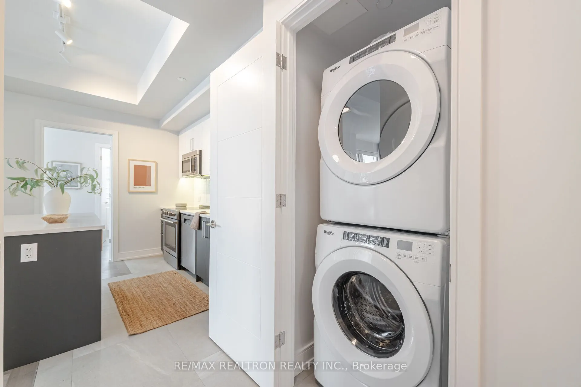 664 Spadina Avenue, #407