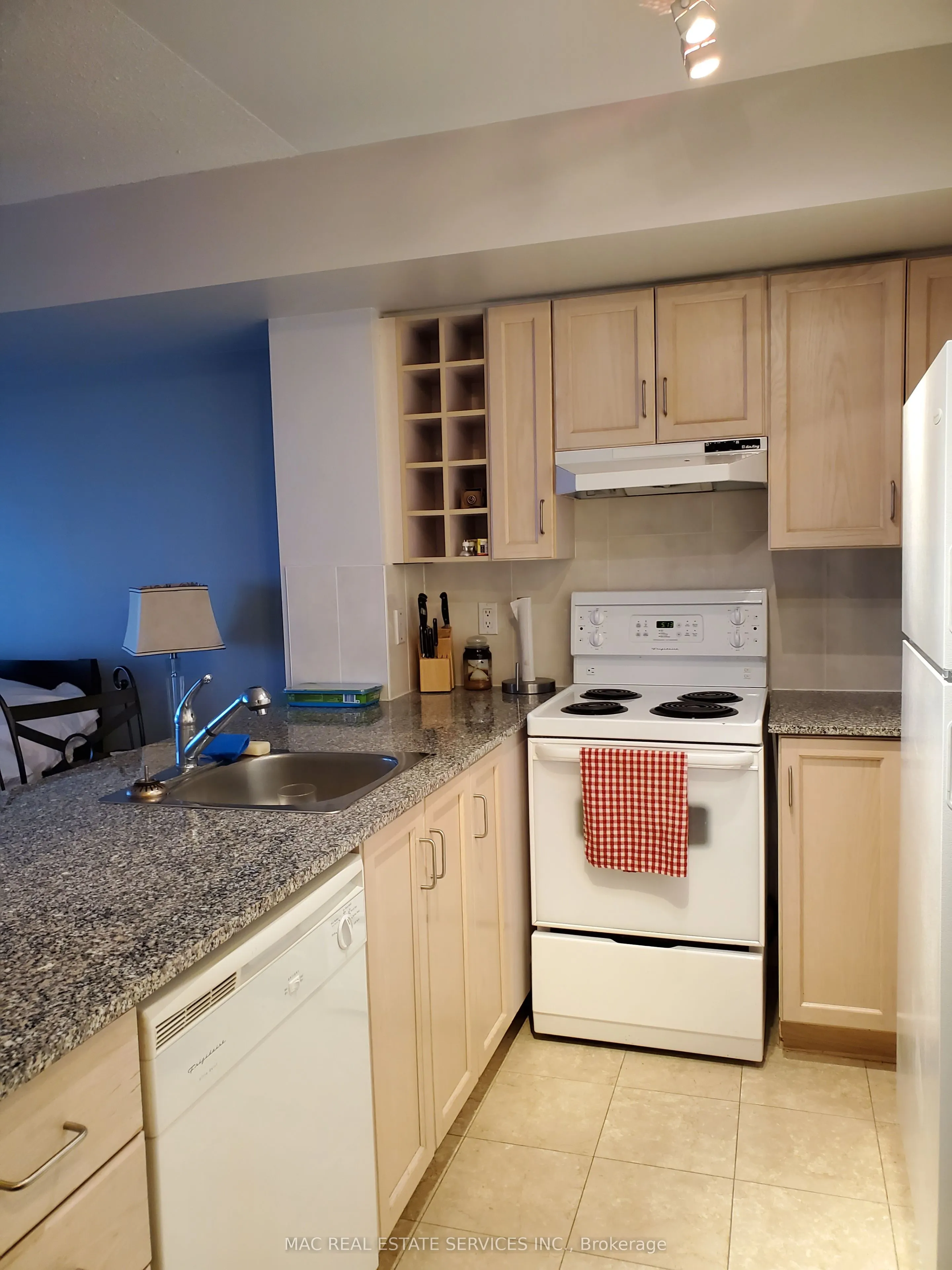 210 Victoria Street, #3402