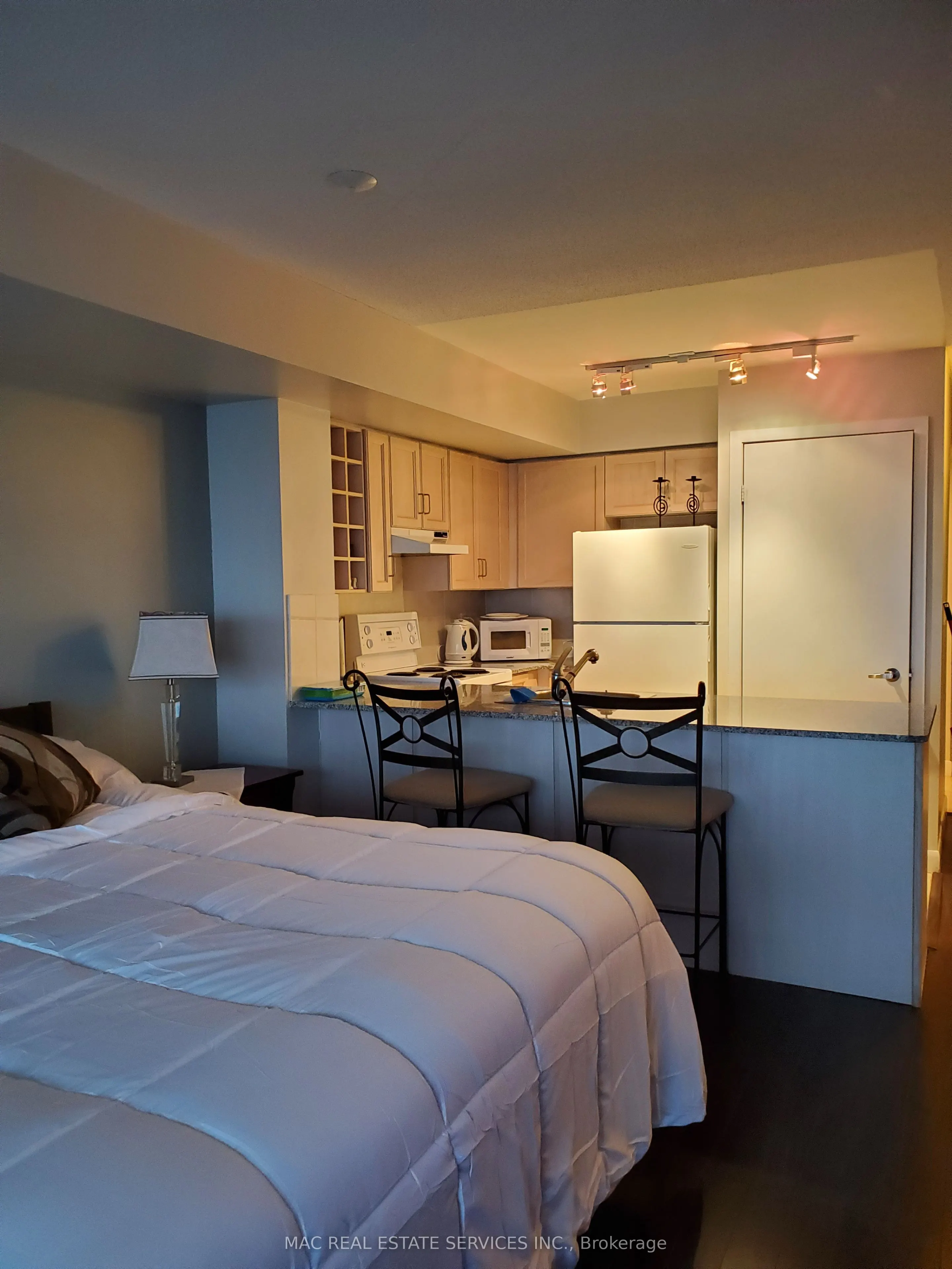 210 Victoria Street, #3402