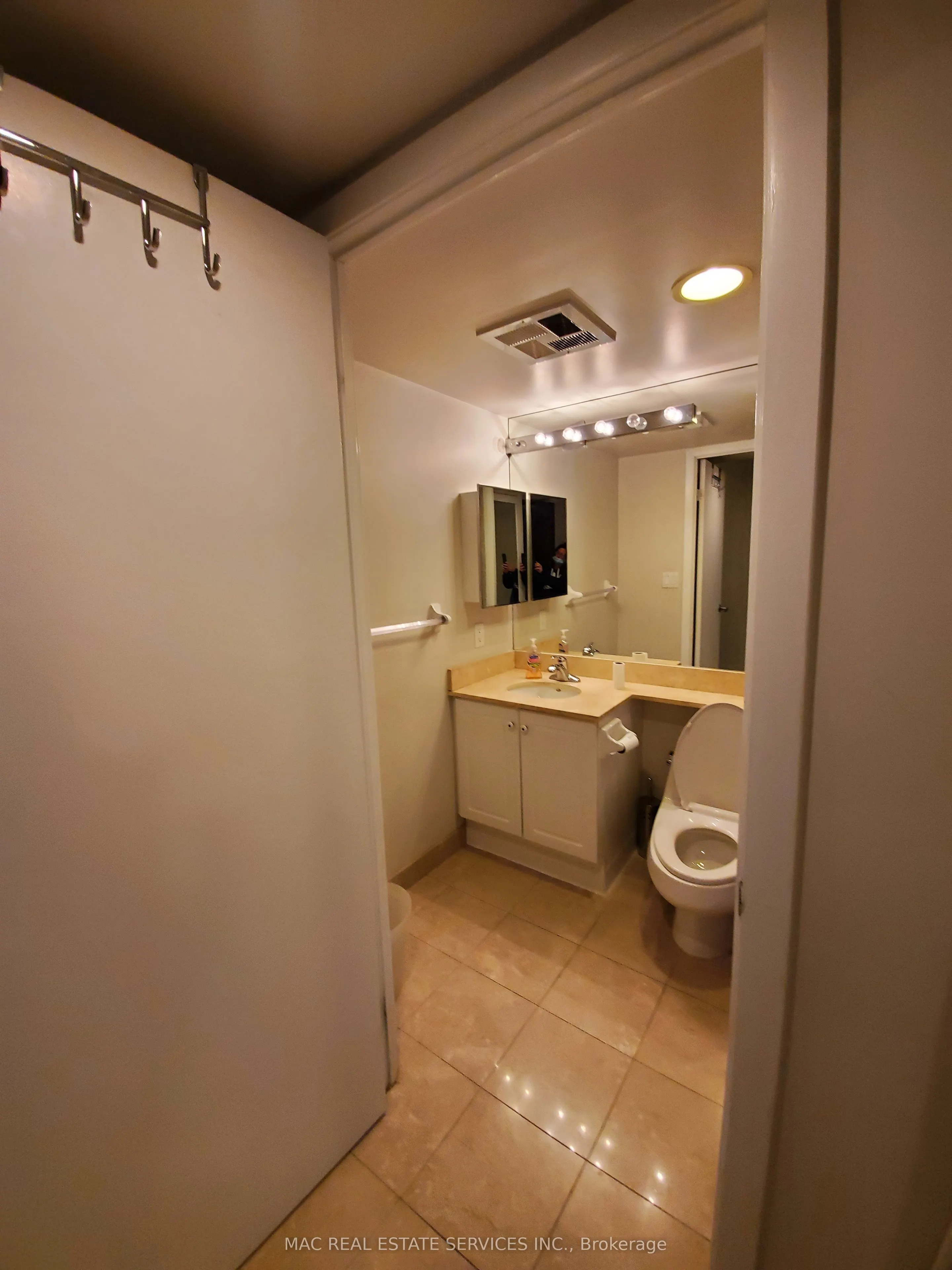 210 Victoria Street, #3402