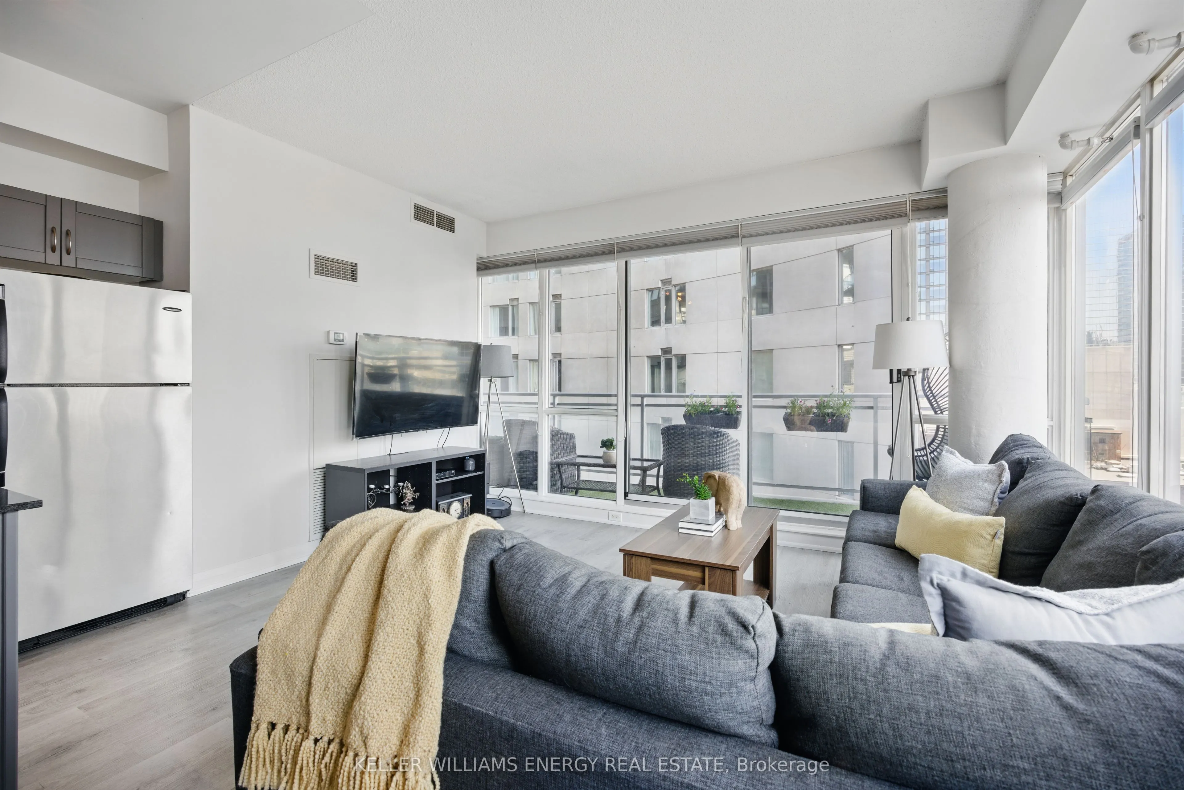 220 Victoria Street, #1307