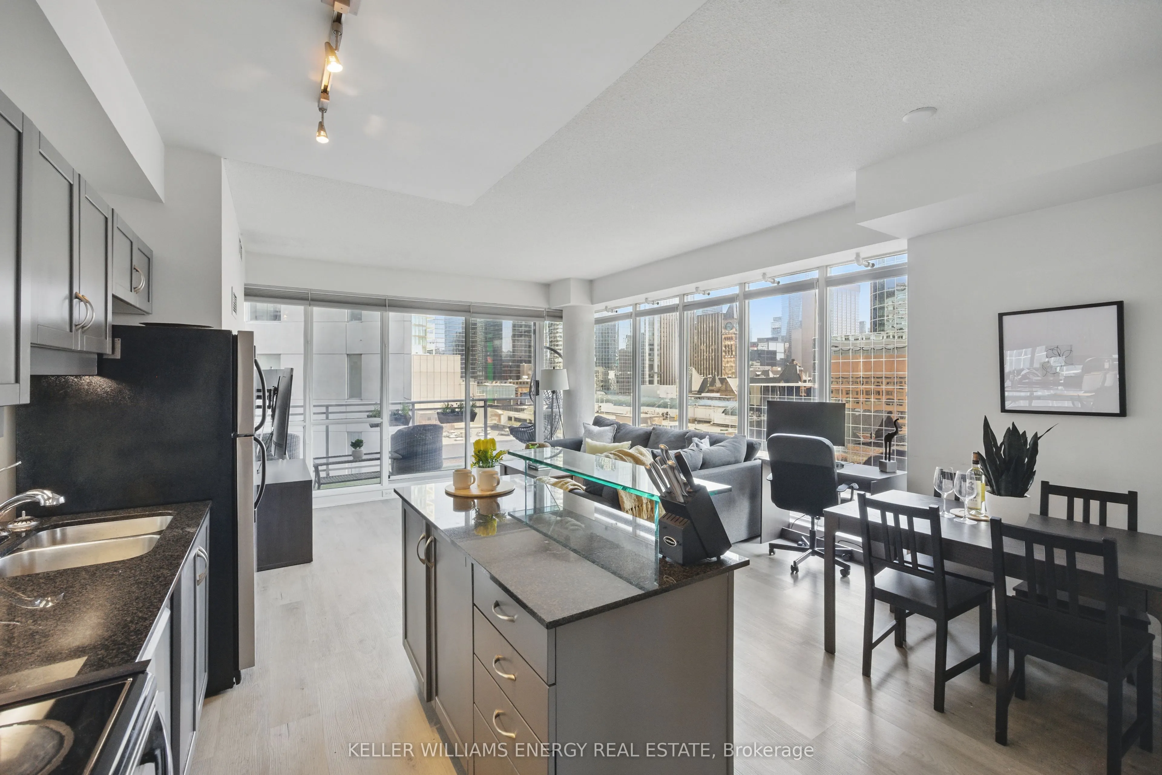 220 Victoria Street, #1307