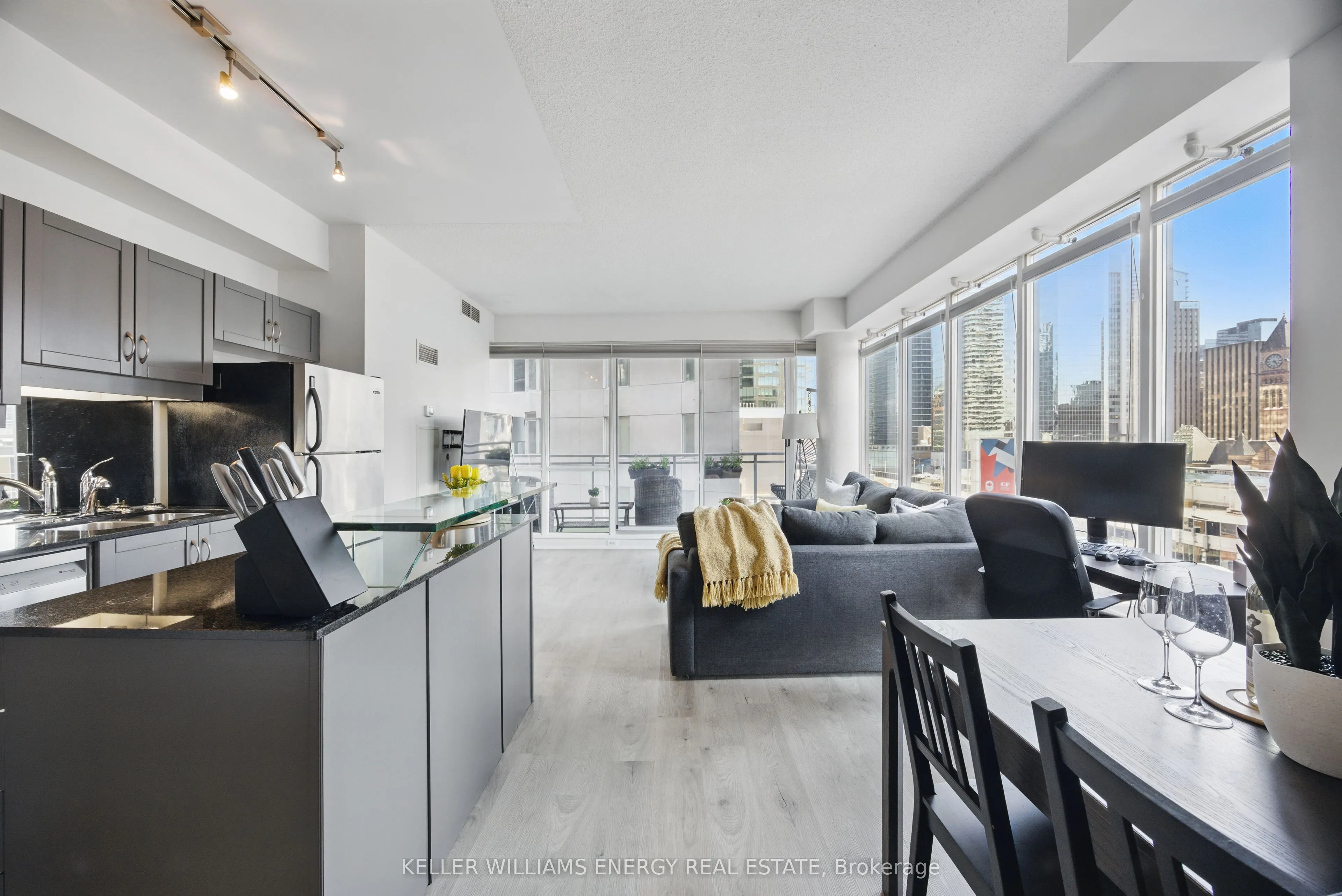 220 Victoria Street, #1307