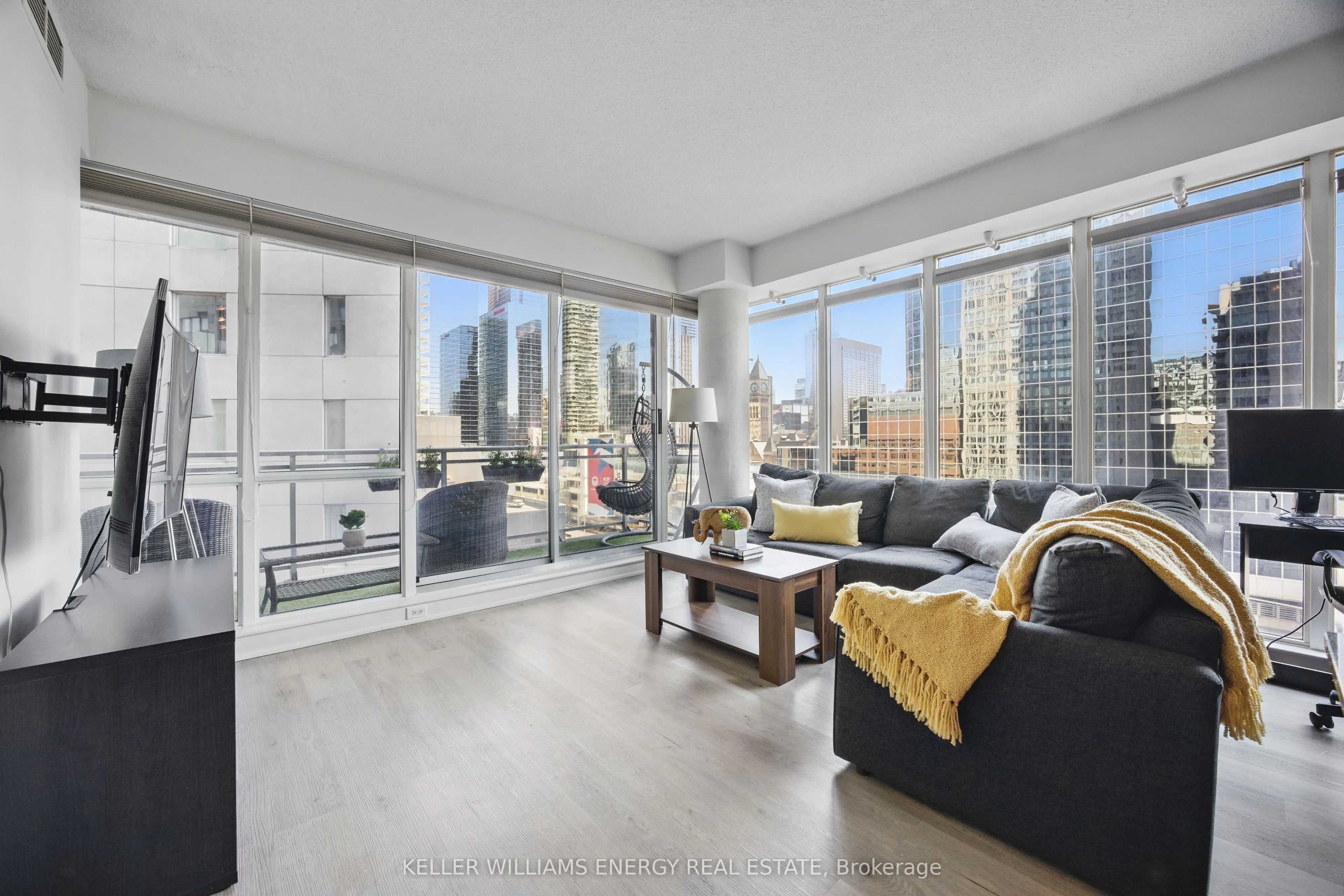 220 Victoria Street, #1307