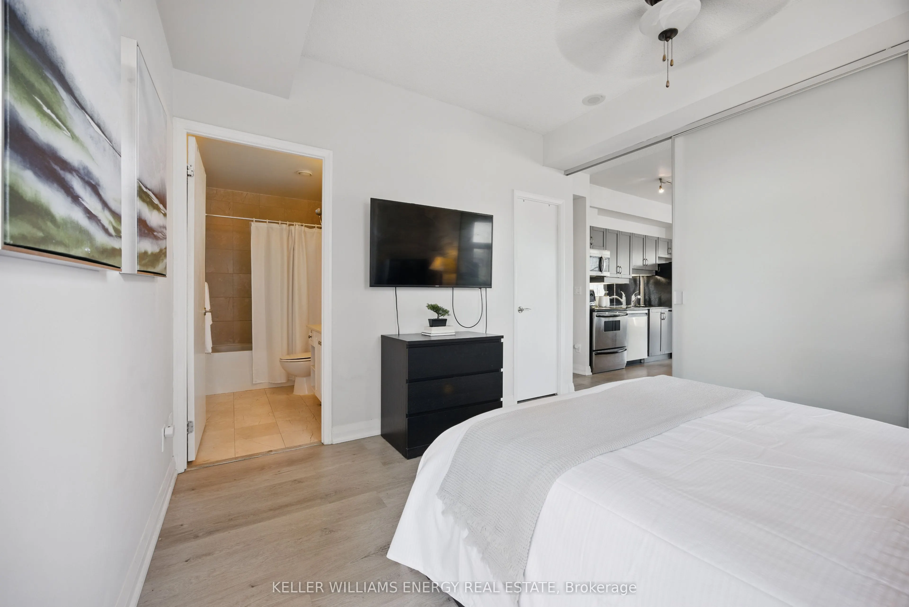 220 Victoria Street, #1307
