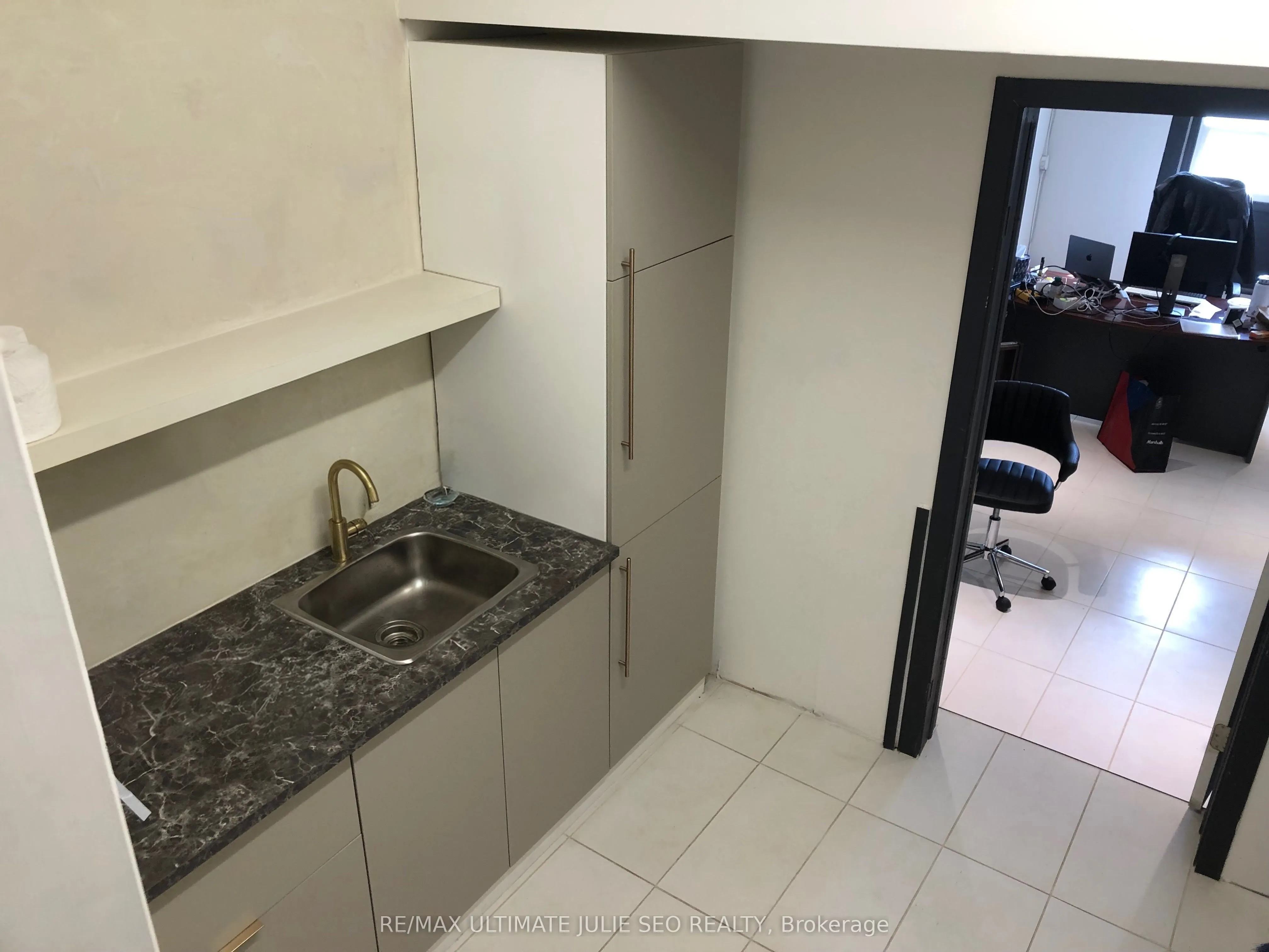 801 QUEEN Street W, #2nd floor