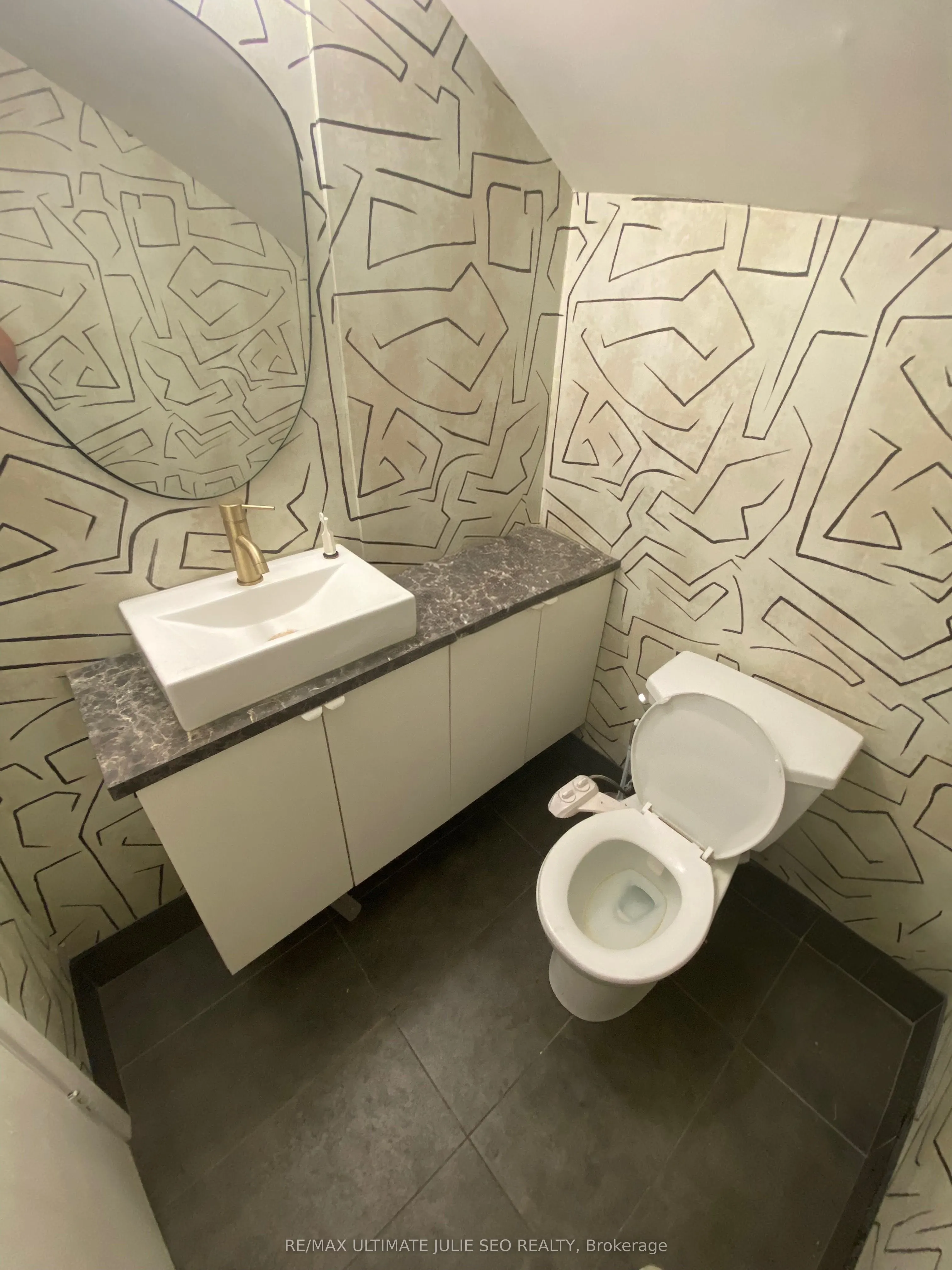 801 QUEEN Street W, #2nd floor