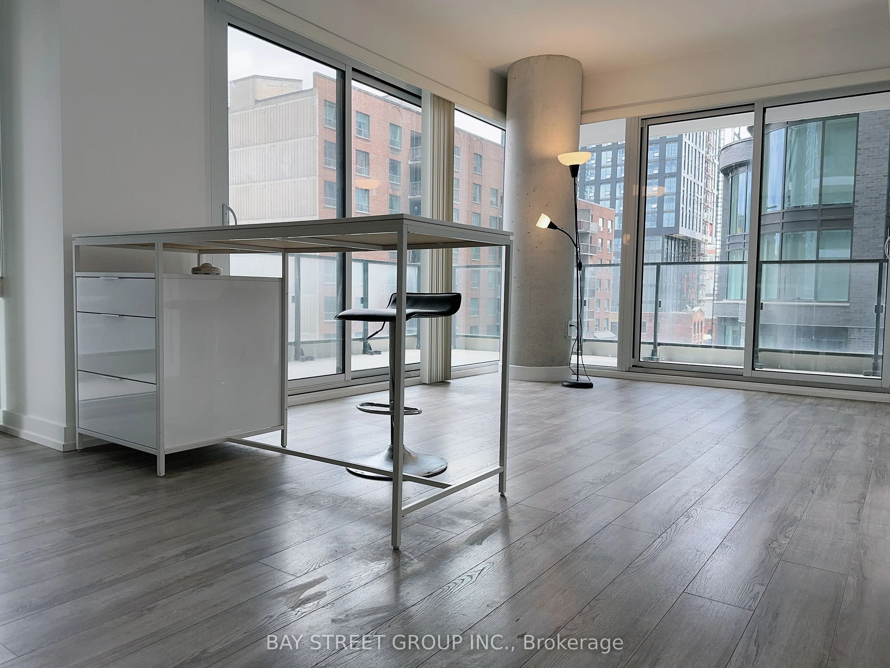 77 Shuter Street, #606