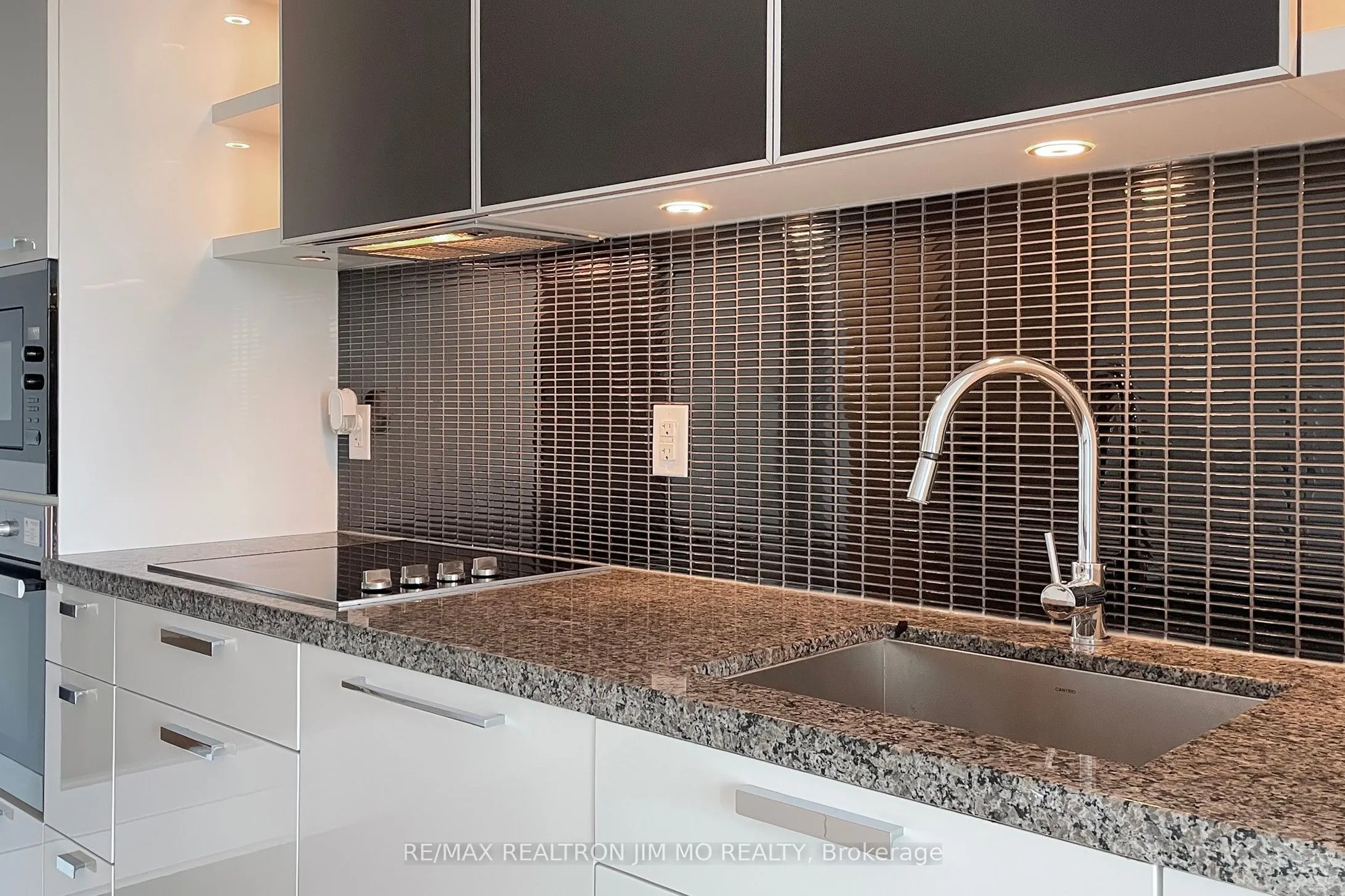 32 Davenport Road, #1706