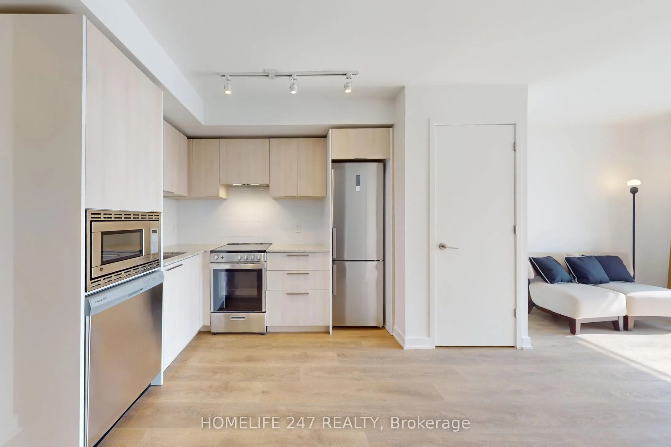 501 Yonge Street, #2701